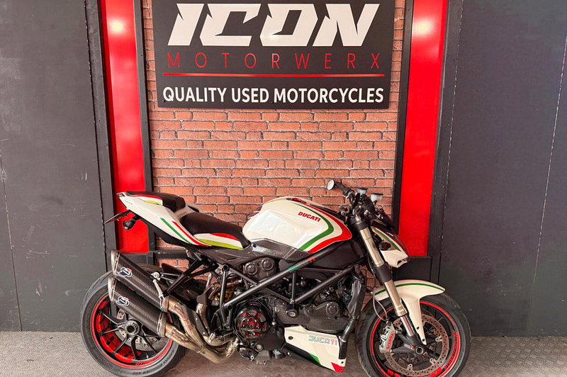 2009 DUCATI Streetfighter 1100 TRICOLORE LOW MILES LOTS OF EXTRAS