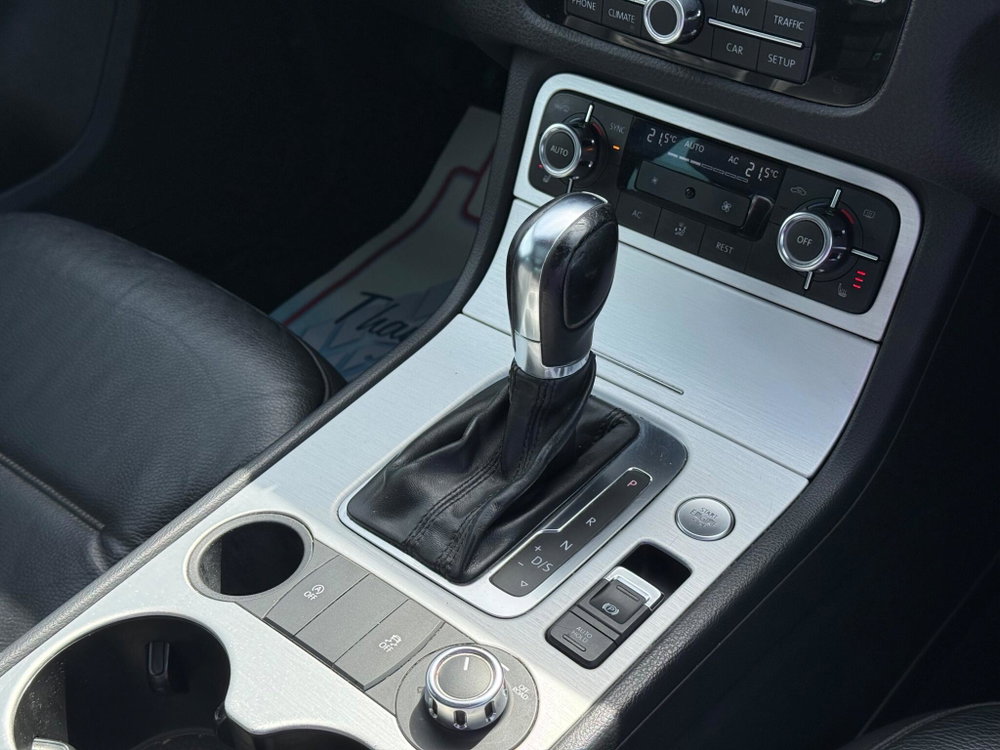 Volkswagen Touareg 3.0 TDI V6 BlueMotion Tech R-Line Tiptronic 4WD Euro 5 (s/s) 5dr