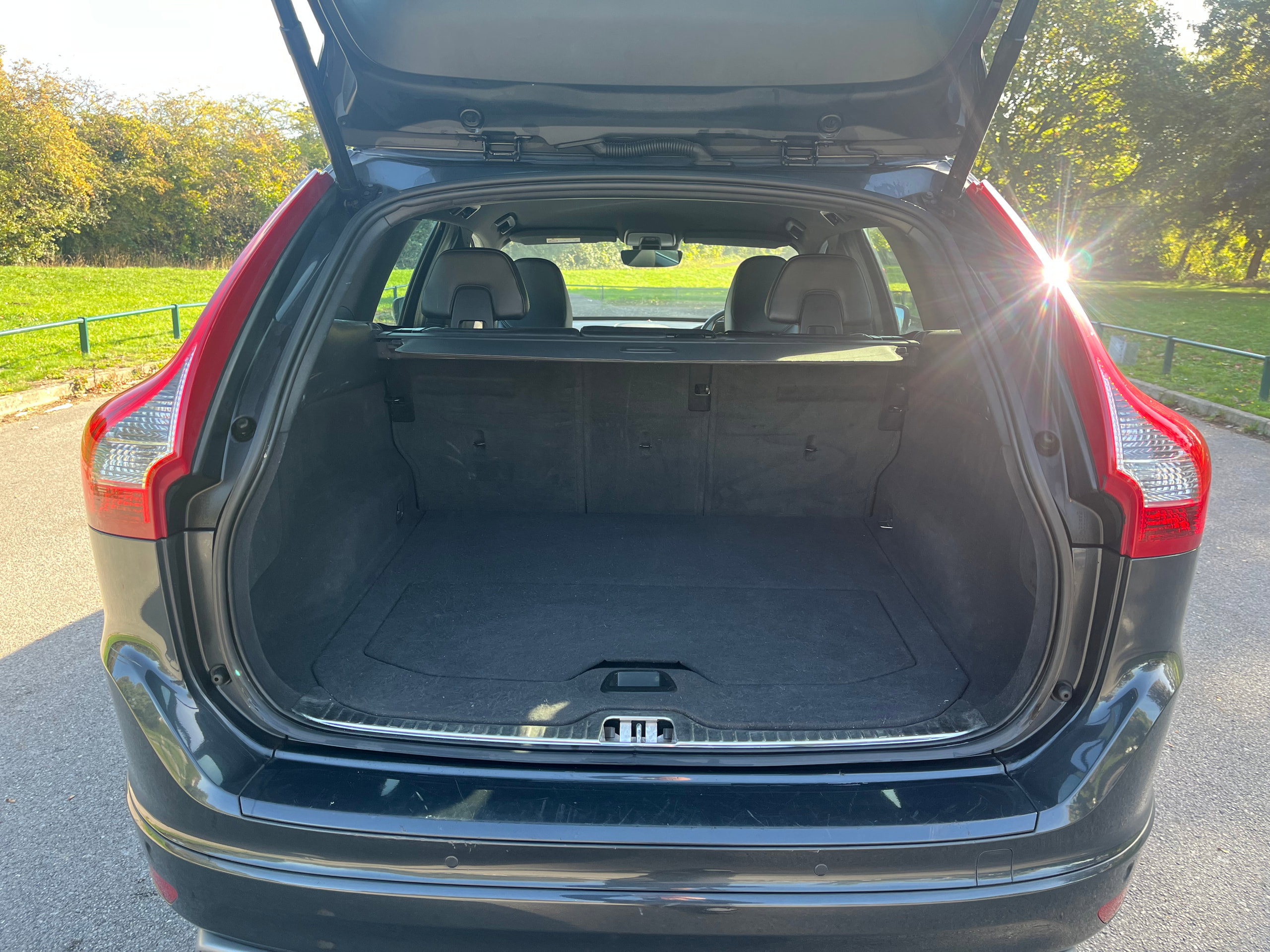 Volvo XC60 2.4 D5 R-Design Lux Nav SUV 5dr Diesel Manual AWD Euro 6 (s/s) (220 ps) 5dr Manual 2026