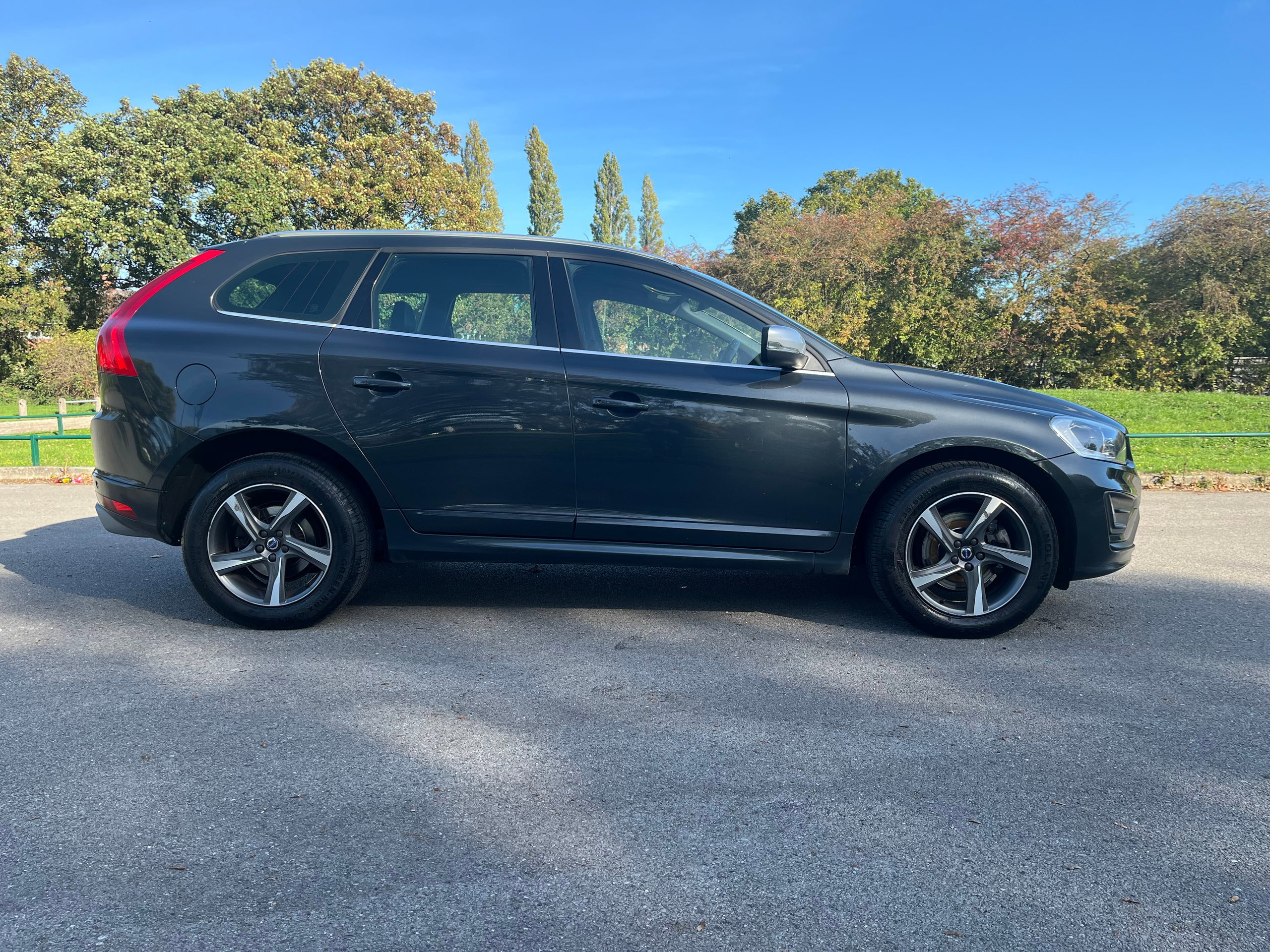 Volvo XC60 2.4 D5 R-Design Lux Nav SUV 5dr Diesel Manual AWD Euro 6 (s/s) (220 ps) 5dr Manual 2026