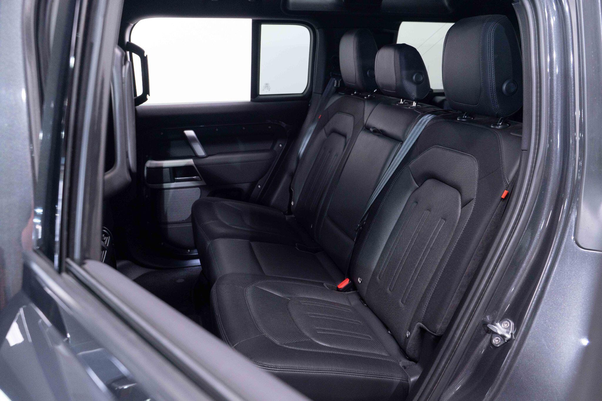 Land Rover DEFENDER 110 2.0 P300 X-Dynamic SE Auto 4WD Euro 6 (s/s) 5dr 5dr Automatic 2026