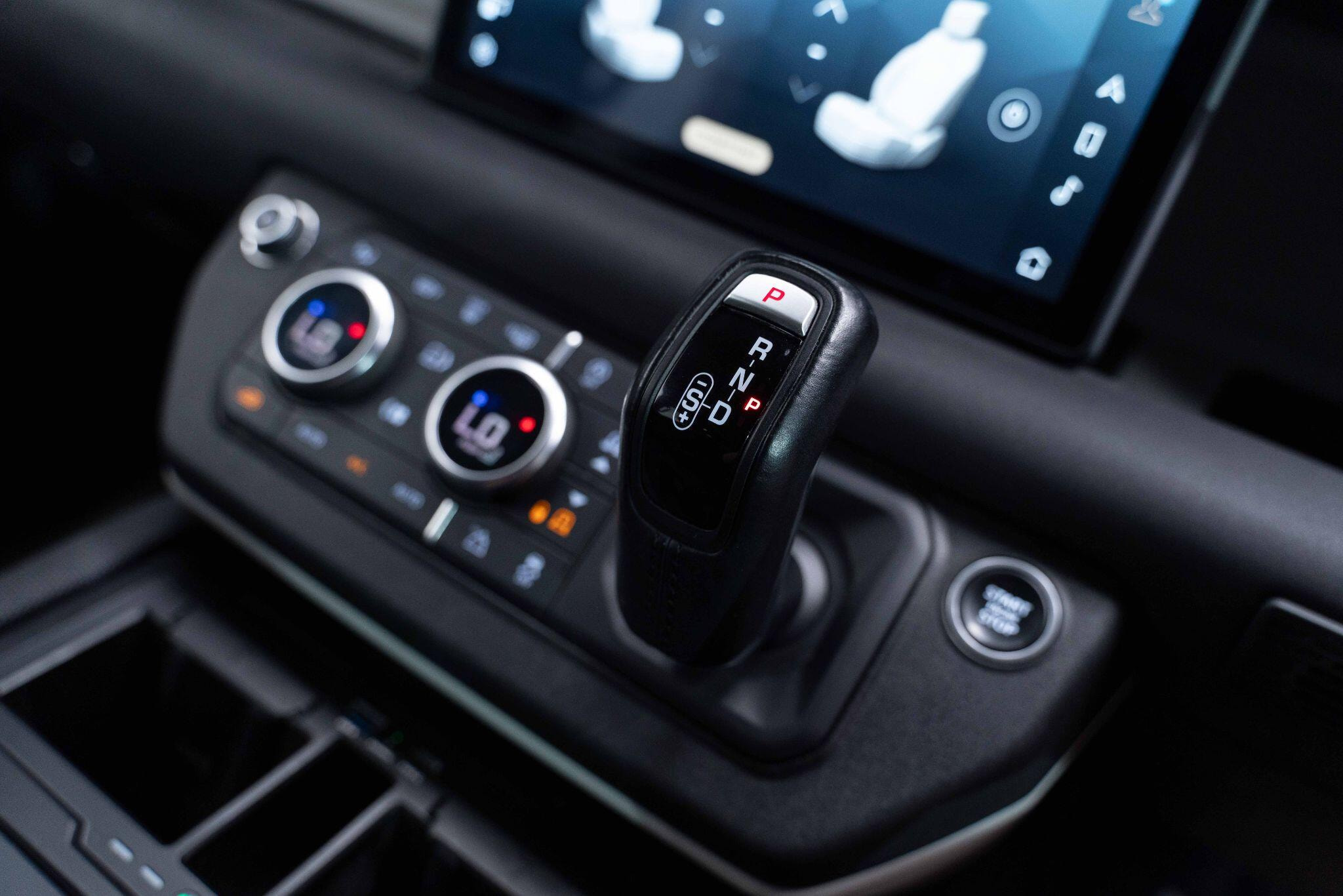 Land Rover DEFENDER 110 2.0 P300 X-Dynamic SE Auto 4WD Euro 6 (s/s) 5dr 5dr Automatic 2026