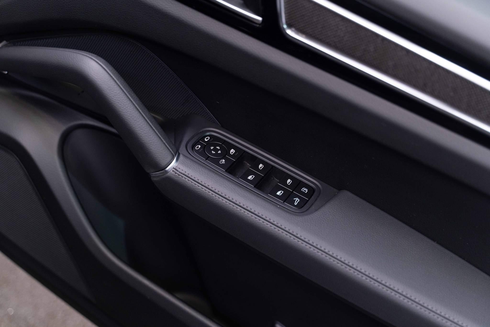 Porsche Cayenne 3.0 V6 E-Hybrid 17.9kWh Platinum Edition TiptronicS 4WD Euro 6 (s/s) 5dr (3.6kW Charger) 5dr Automatic 2026