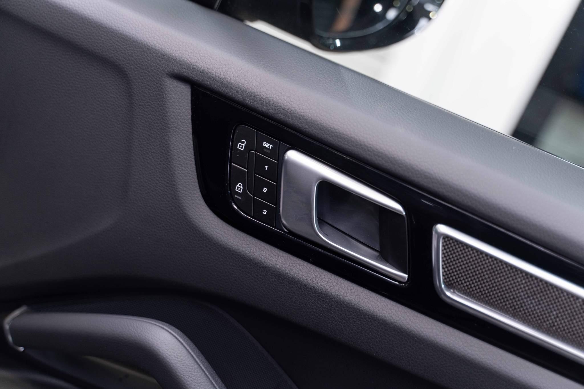 Porsche Cayenne 3.0 V6 E-Hybrid 17.9kWh Platinum Edition TiptronicS 4WD Euro 6 (s/s) 5dr (3.6kW Charger) 5dr Automatic 2026