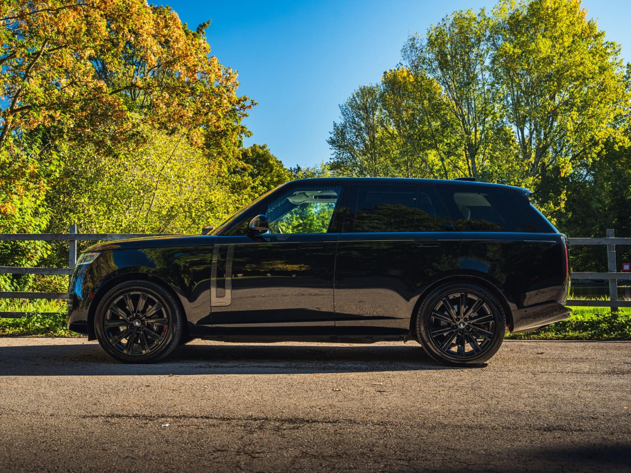 Land Rover Range Rover 3.0 P550e 38.2kWh Autobiography Auto 4WD Euro 6 (s/s) 5dr 5dr Automatic 2026