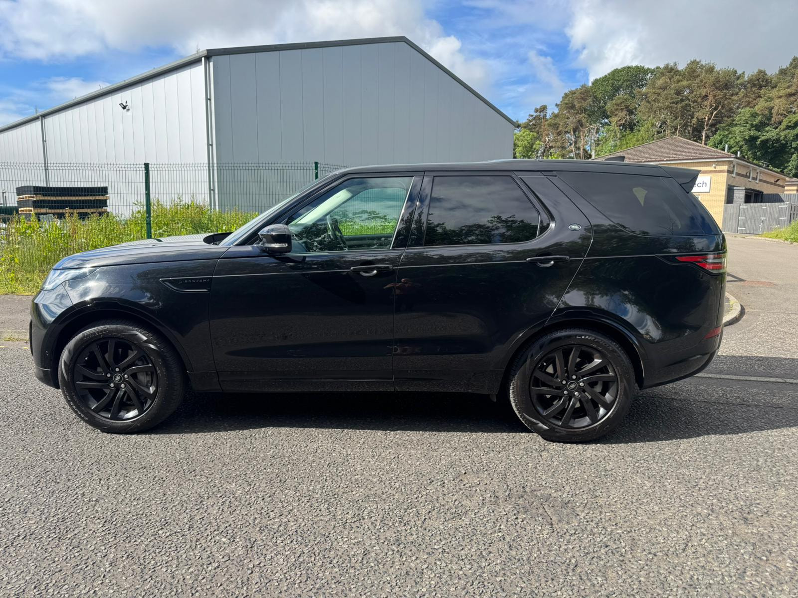 Land Rover DISCOVERY 3.0 SD V6 Landmark Edition SUV 5dr Diesel Auto 4WD Euro 6 (s/s) (306 ps) 5dr Automatic 2026
