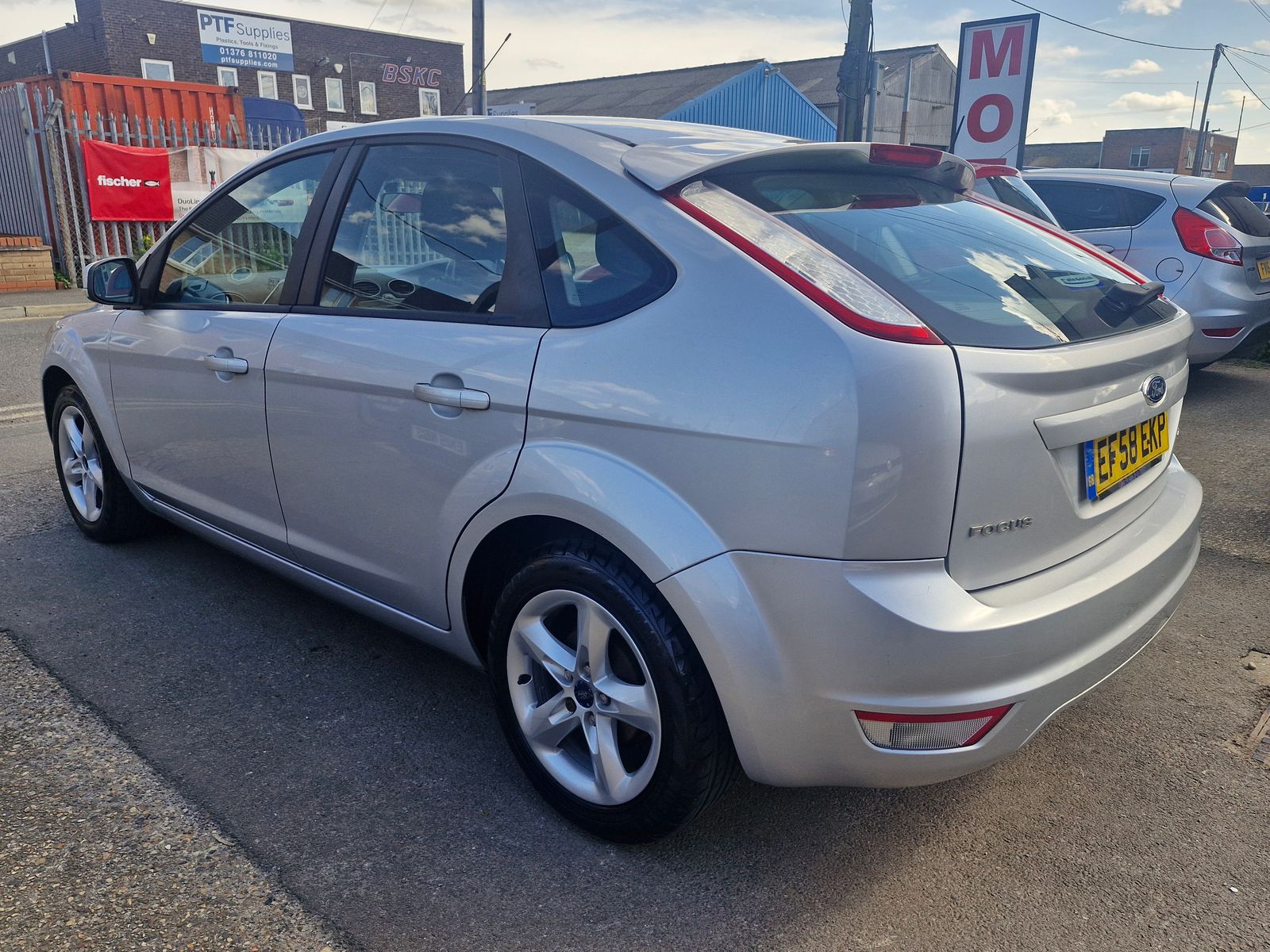 Ford Focus 1.6 Zetec Hatchback 5dr Petrol Manual (161 g/km, 99 bhp) 5dr Manual 2026