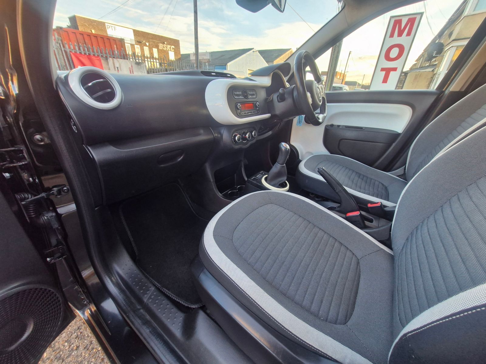 Renault Twingo 1.0 SCe Dynamique Hatchback 5dr Petrol Manual Euro 6 (s/s) (70 ps) 5dr Manual 2026