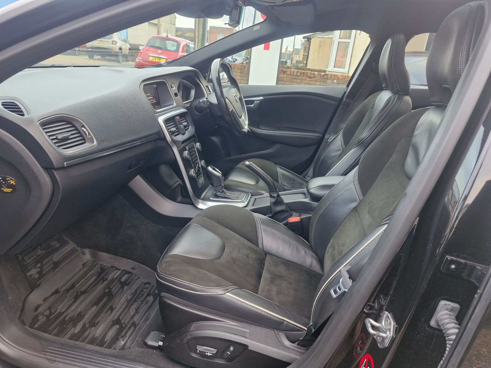 Volvo V40 1.5 T3 GPF R-Design Nav Plus Hatchback 5dr Petrol Auto Euro 6 (s/s) (152 ps) 5dr Automatic 2026