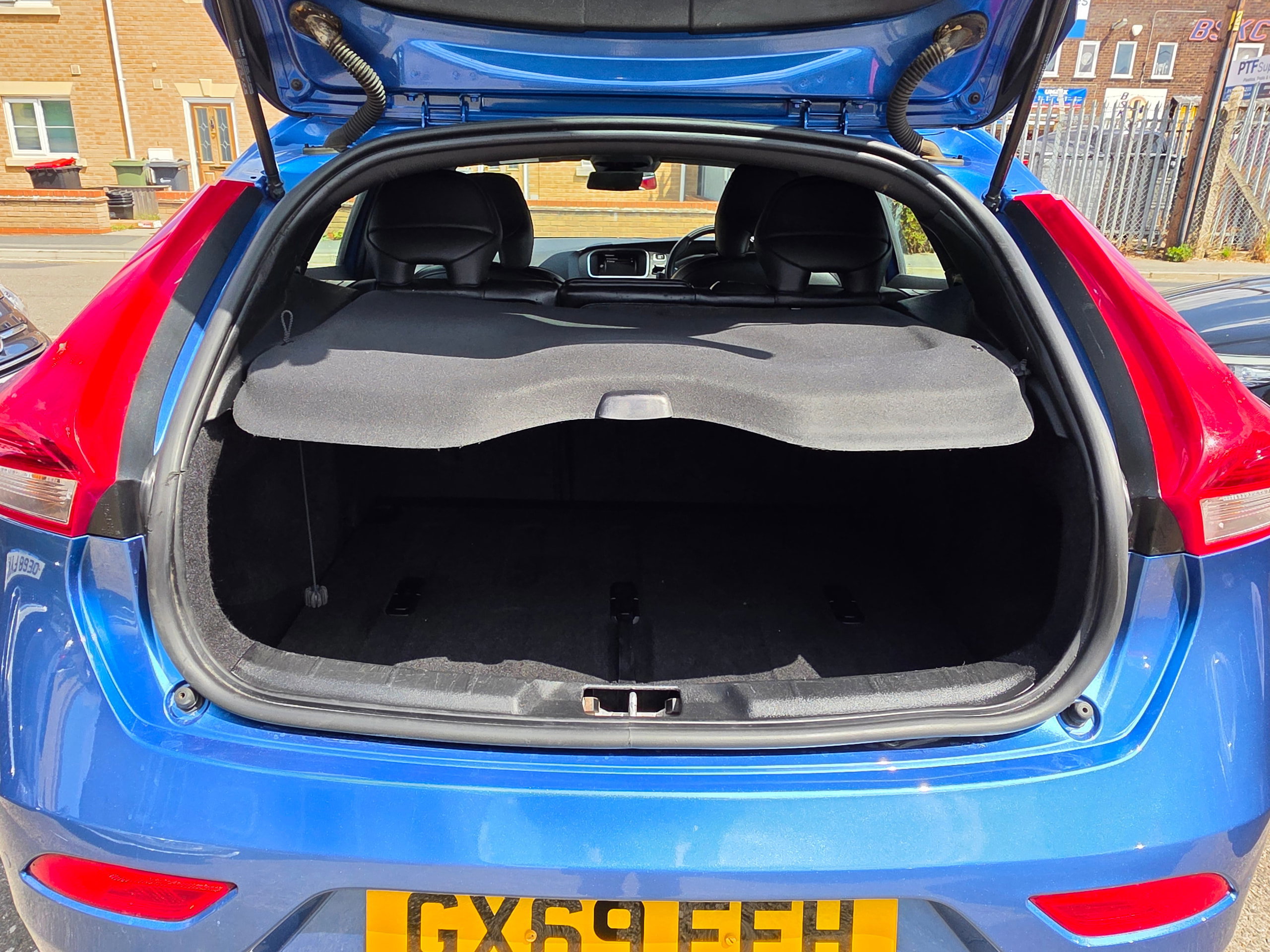 Volvo V40 2.0 D2 R-Design Nav Plus Hatchback 5dr Diesel Manual Euro 6 (s/s) (120 ps) 5dr Manual 2026