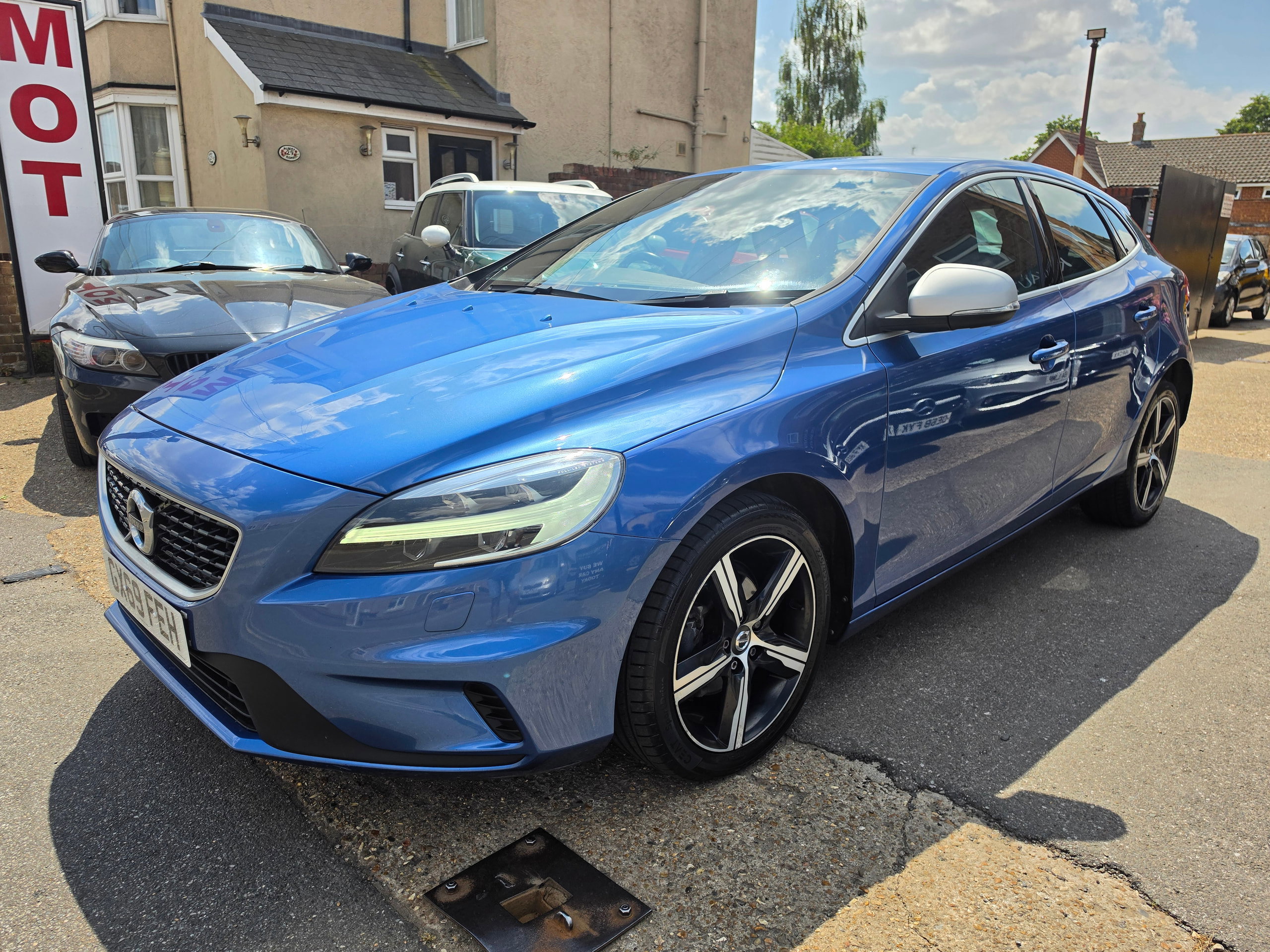 Volvo V40 2.0 D2 R-Design Nav Plus Hatchback 5dr Diesel Manual Euro 6 (s/s) (120 ps) 5dr Manual 2026