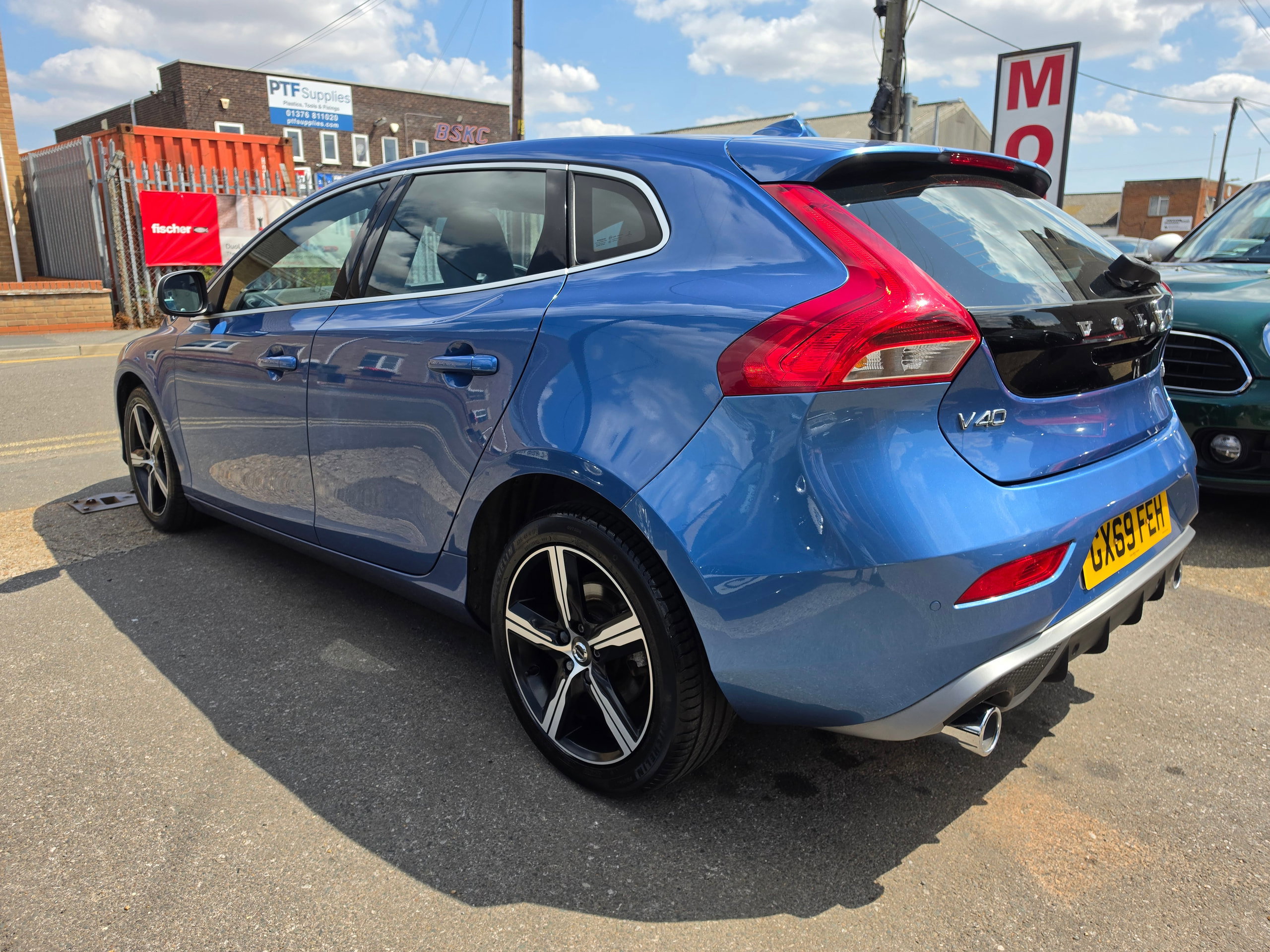 Volvo V40 2.0 D2 R-Design Nav Plus Hatchback 5dr Diesel Manual Euro 6 (s/s) (120 ps) 5dr Manual 2026