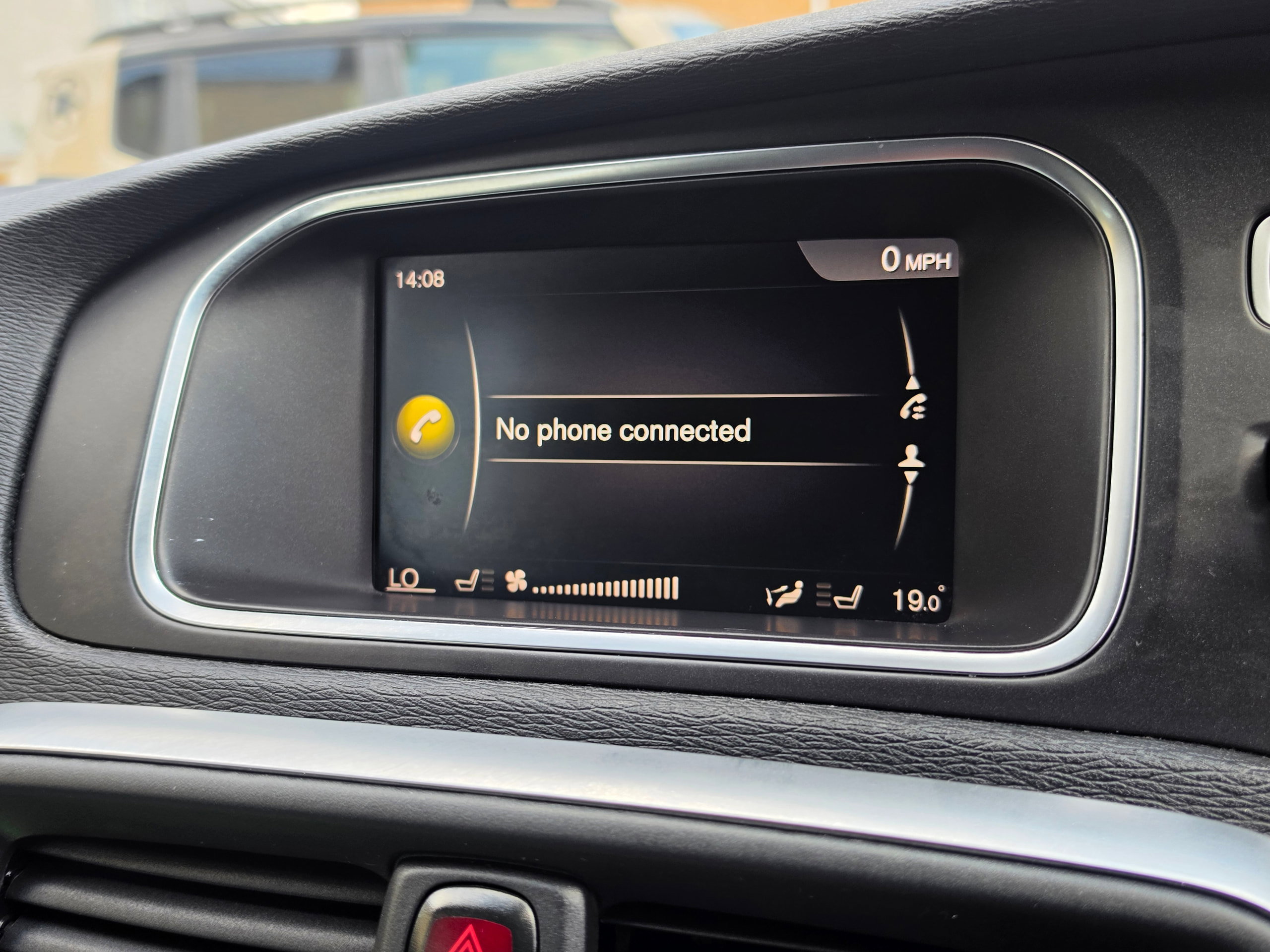 Volvo V40 2.0 D2 R-Design Nav Plus Hatchback 5dr Diesel Manual Euro 6 (s/s) (120 ps) 5dr Manual 2026