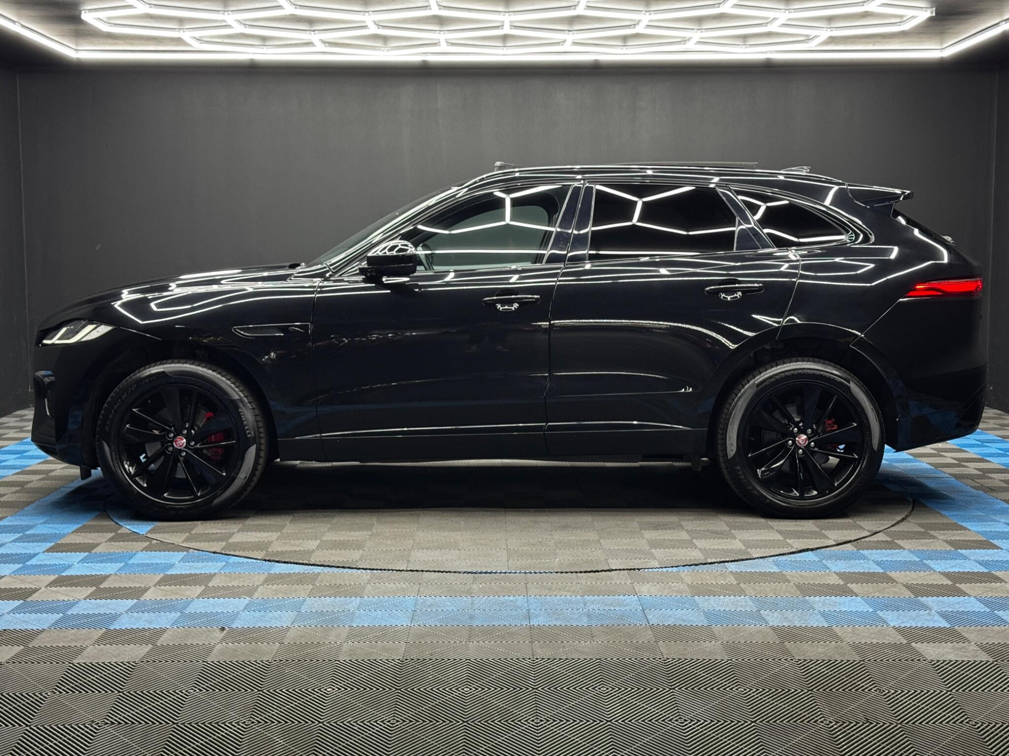 Jaguar F-PACE 2.0 D200 MHEV R-Dynamic Black Auto AWD Euro 6 (s/s) 5dr 5dr Automatic 2026