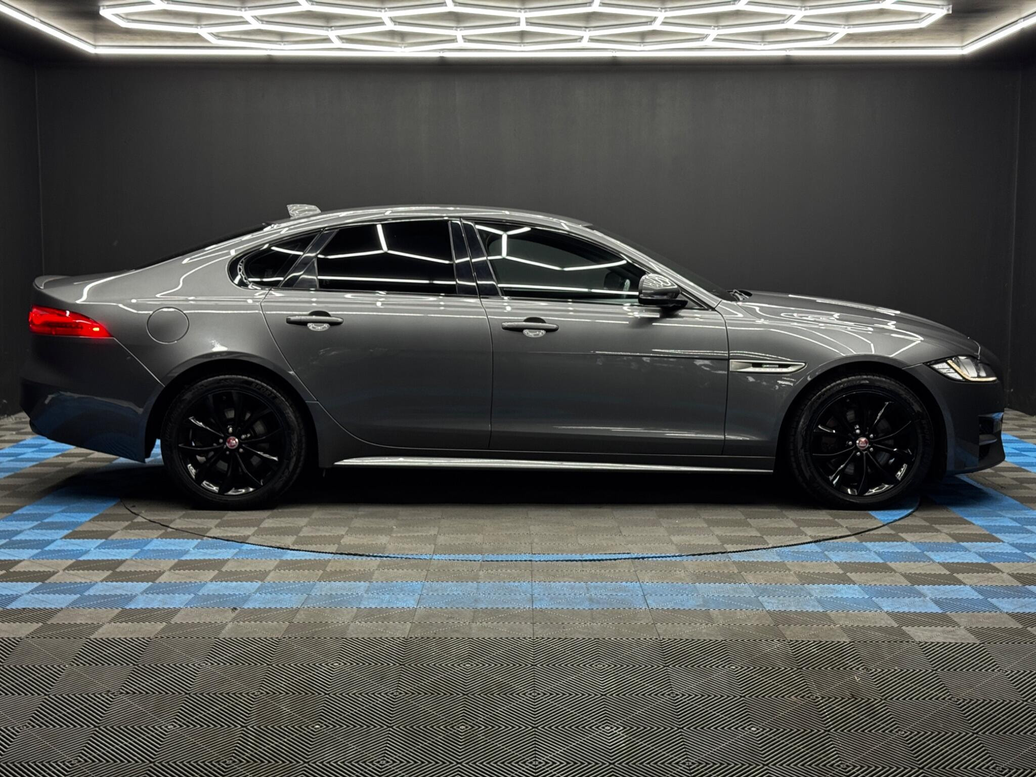 Jaguar XF 2.0d R-Sport Auto Euro 6 (s/s) 4dr 4dr Automatic 2026