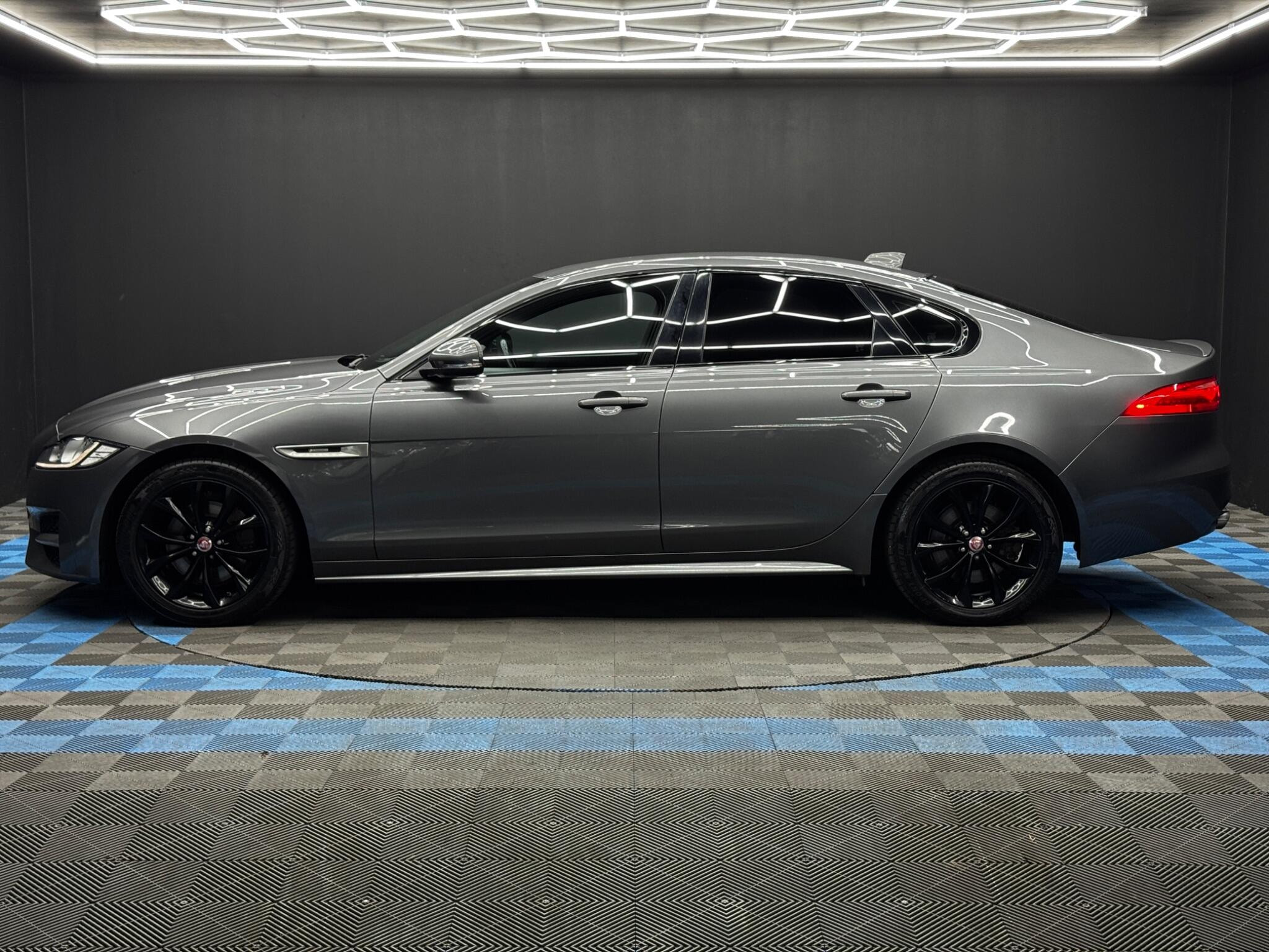 Jaguar XF 2.0d R-Sport Auto Euro 6 (s/s) 4dr 4dr Automatic 2026