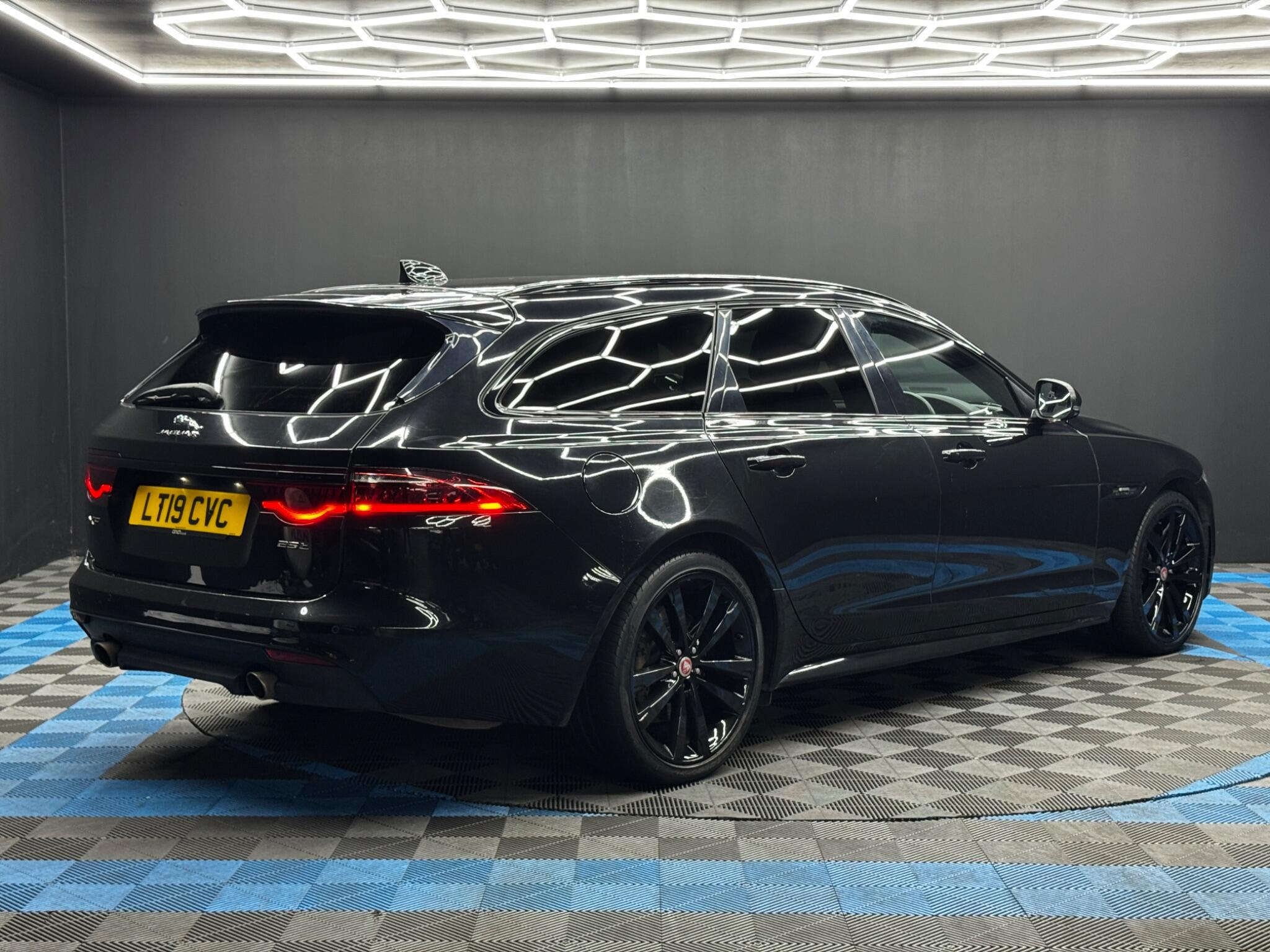 Jaguar XF 2.0i R-Sport Sportbrake Auto Euro 6 (s/s) 5dr 5dr Automatic 2026