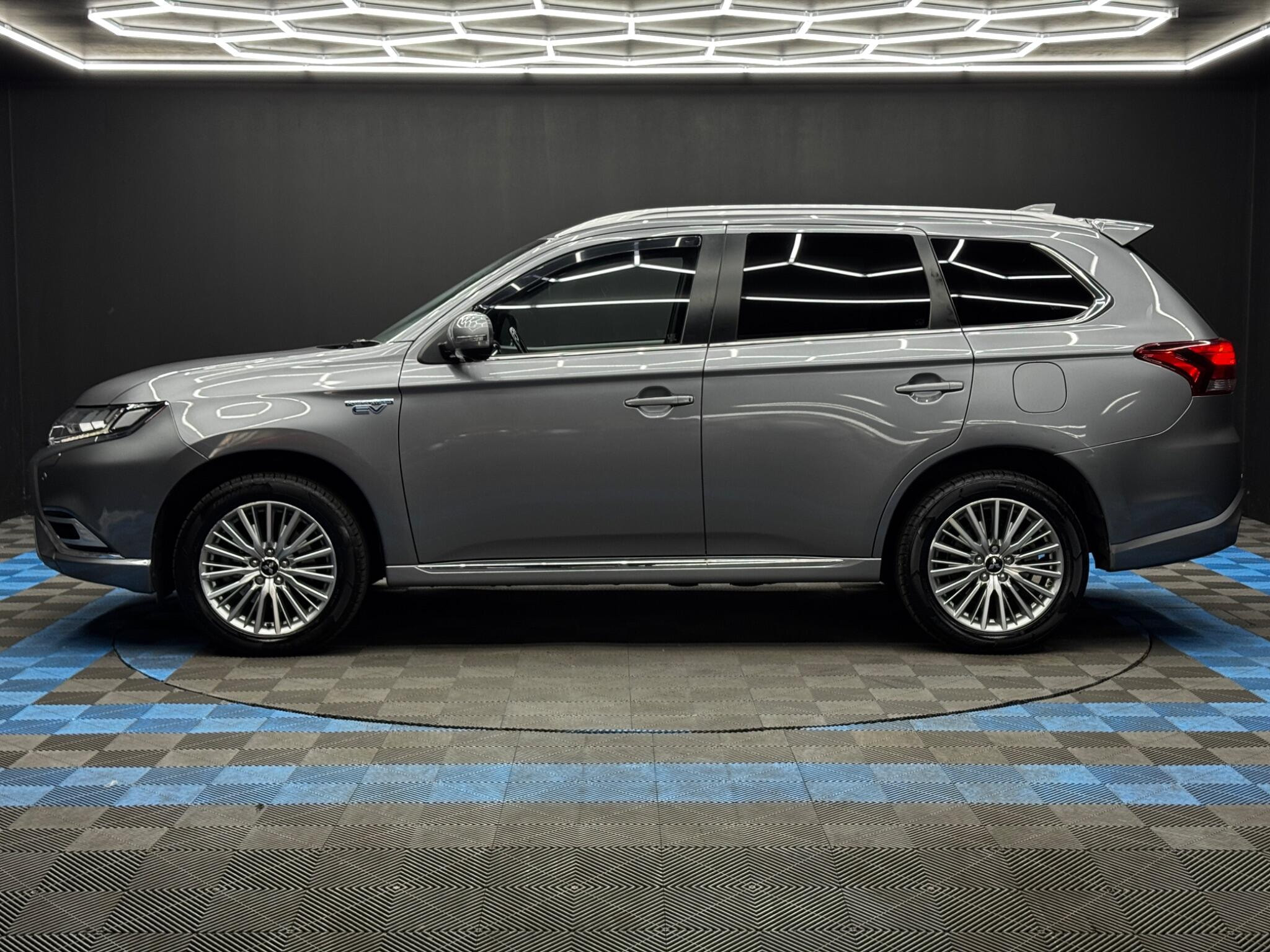 Mitsubishi Outlander 2.4h TwinMotor 13.8kWh 4hs CVT 4WD Euro 6 (s/s) 5dr 5dr Automatic 2026