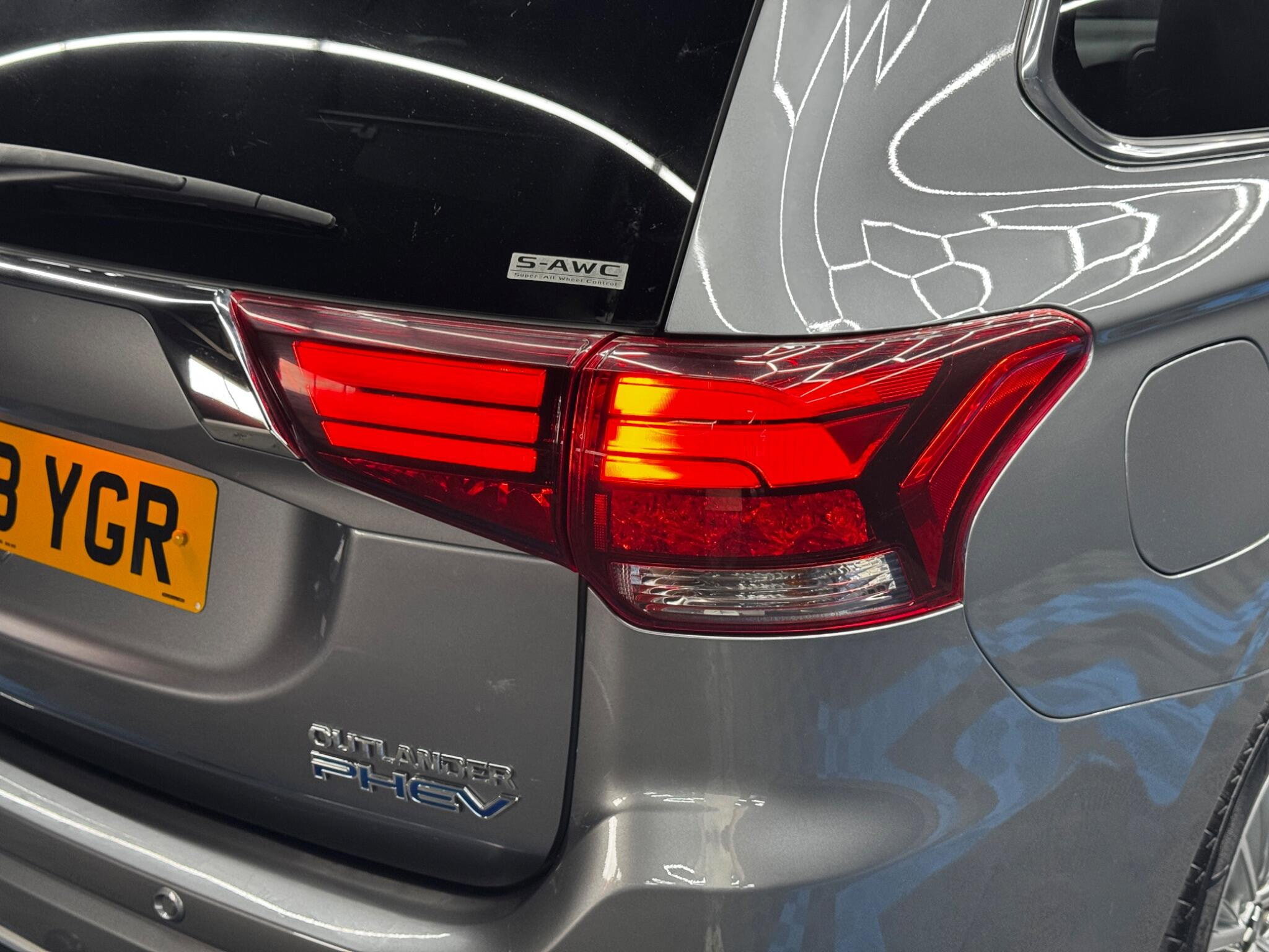 Mitsubishi Outlander 2.4h TwinMotor 13.8kWh 4hs CVT 4WD Euro 6 (s/s) 5dr 5dr Automatic 2026