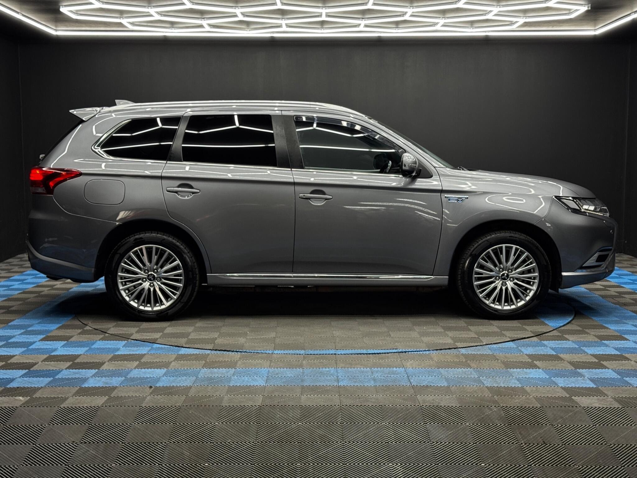Mitsubishi Outlander 2.4h TwinMotor 13.8kWh 4hs CVT 4WD Euro 6 (s/s) 5dr 5dr Automatic 2026