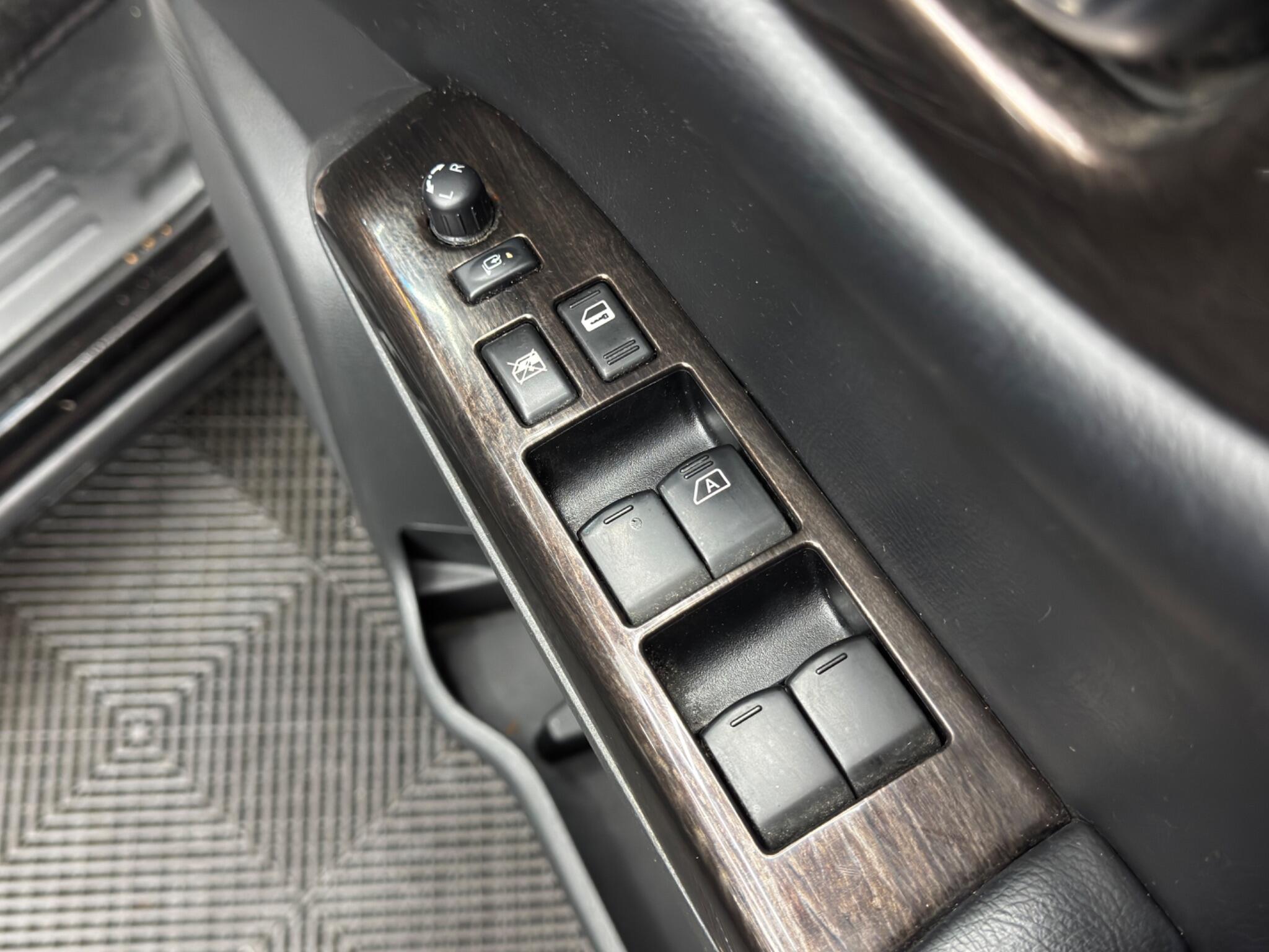 Nissan Elgrand 5dr Automatic 2026