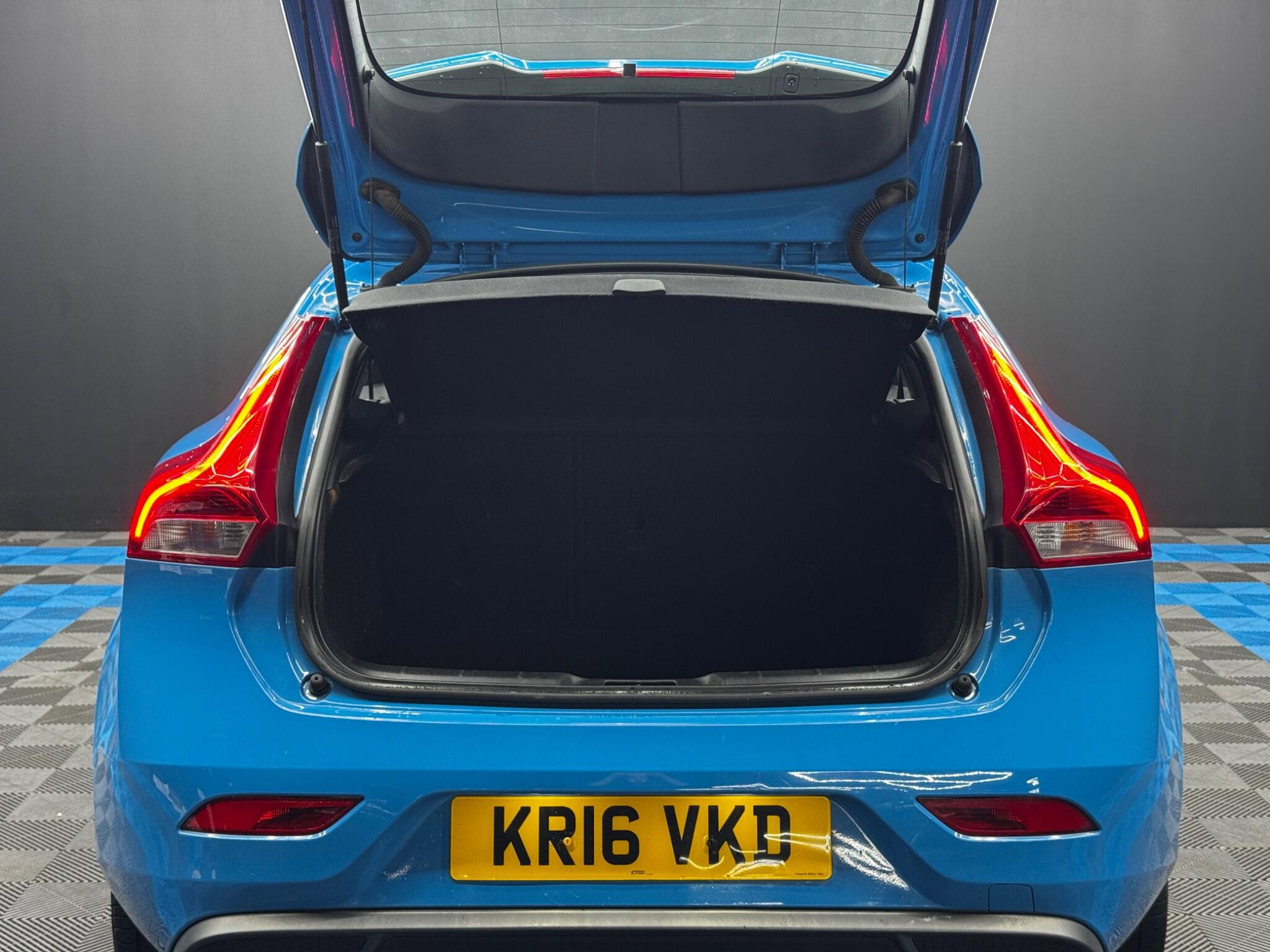 Volvo V40 2.0 D3 R-Design Nav Euro 6 (s/s) 5dr 5dr Manual 2026