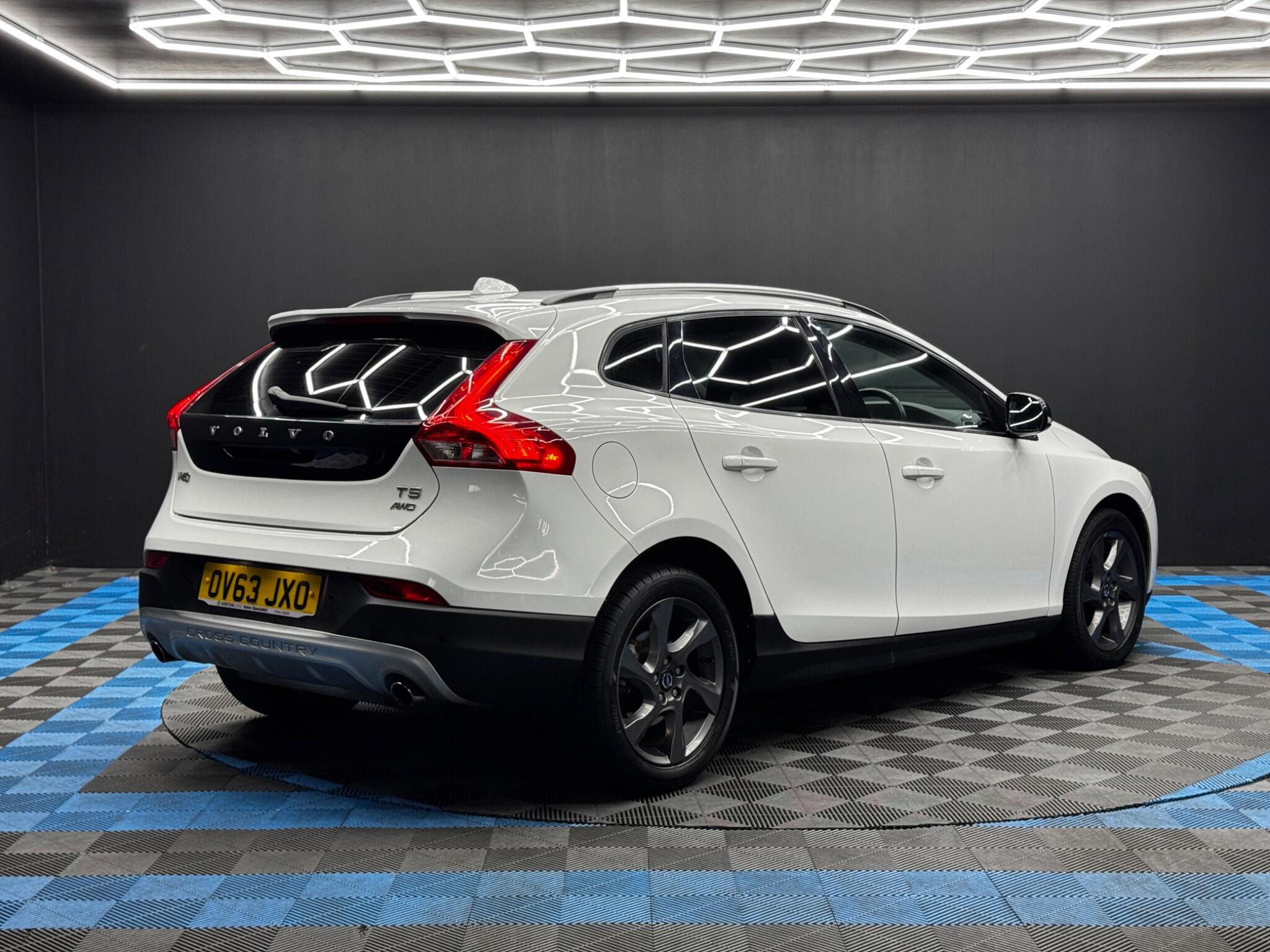 Volvo V40 Cross Country 1.6 T4 SE Nav Powershift 5dr Automatic 2026