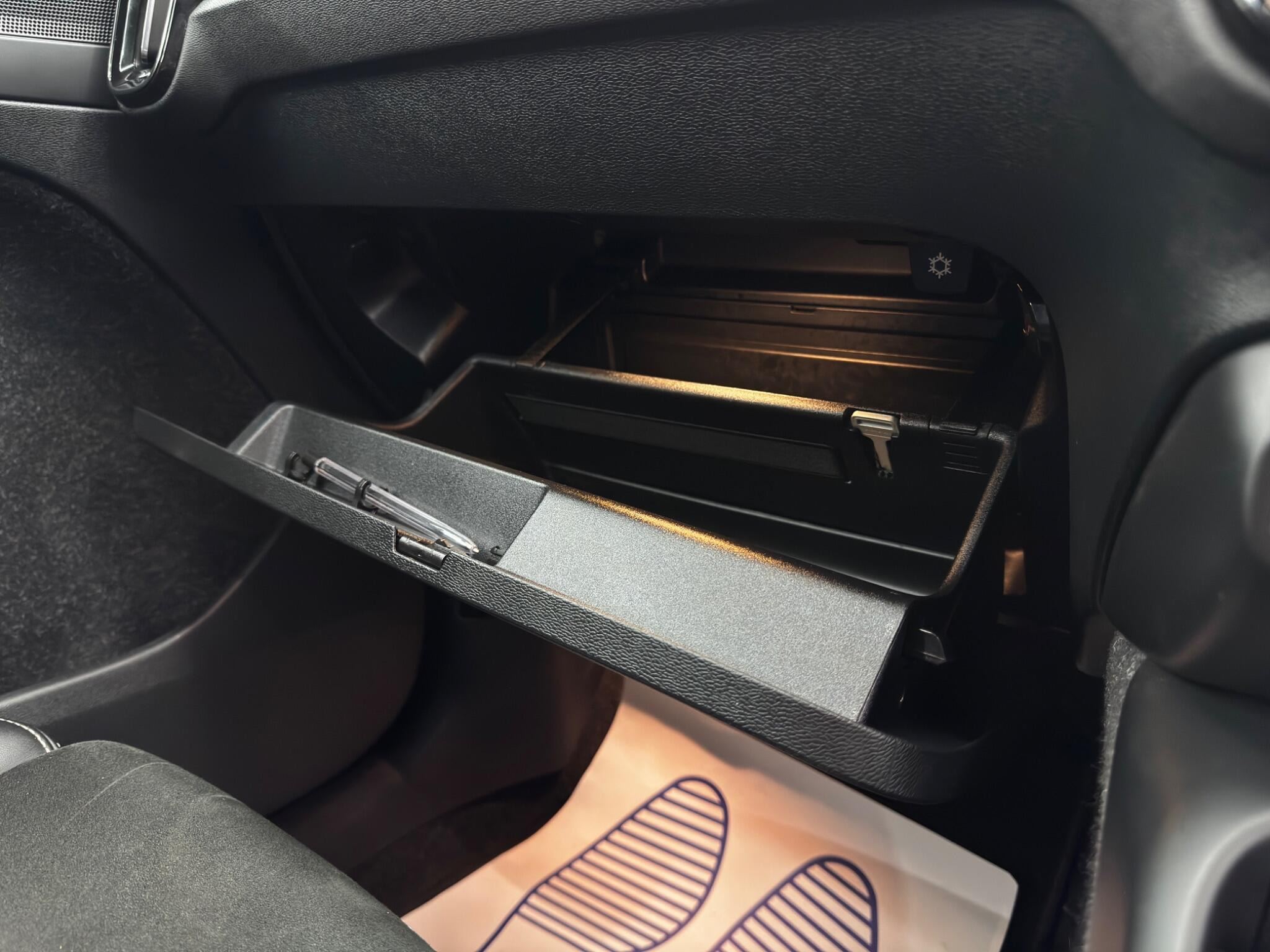 Volvo XC40 1.5 T3 R-Design Euro 6 (s/s) 5dr 5dr Manual 2026