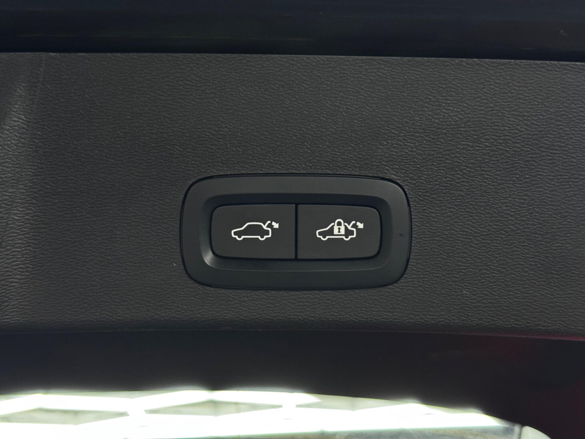 Volvo XC40 1.5h T4 Recharge 10.7kWh Plus Auto Euro 6 (s/s) 5dr 5dr Automatic 2026