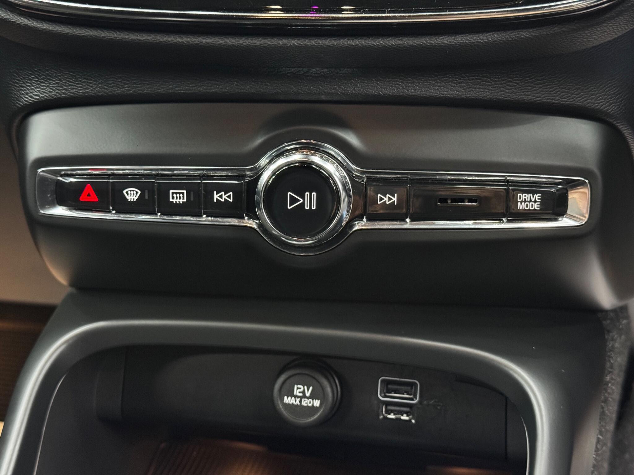 Volvo XC40 1.5h T5 Twin Engine Recharge 10.7kWh R-Design Auto Euro 6 (s/s) 5dr 5dr Automatic 2026