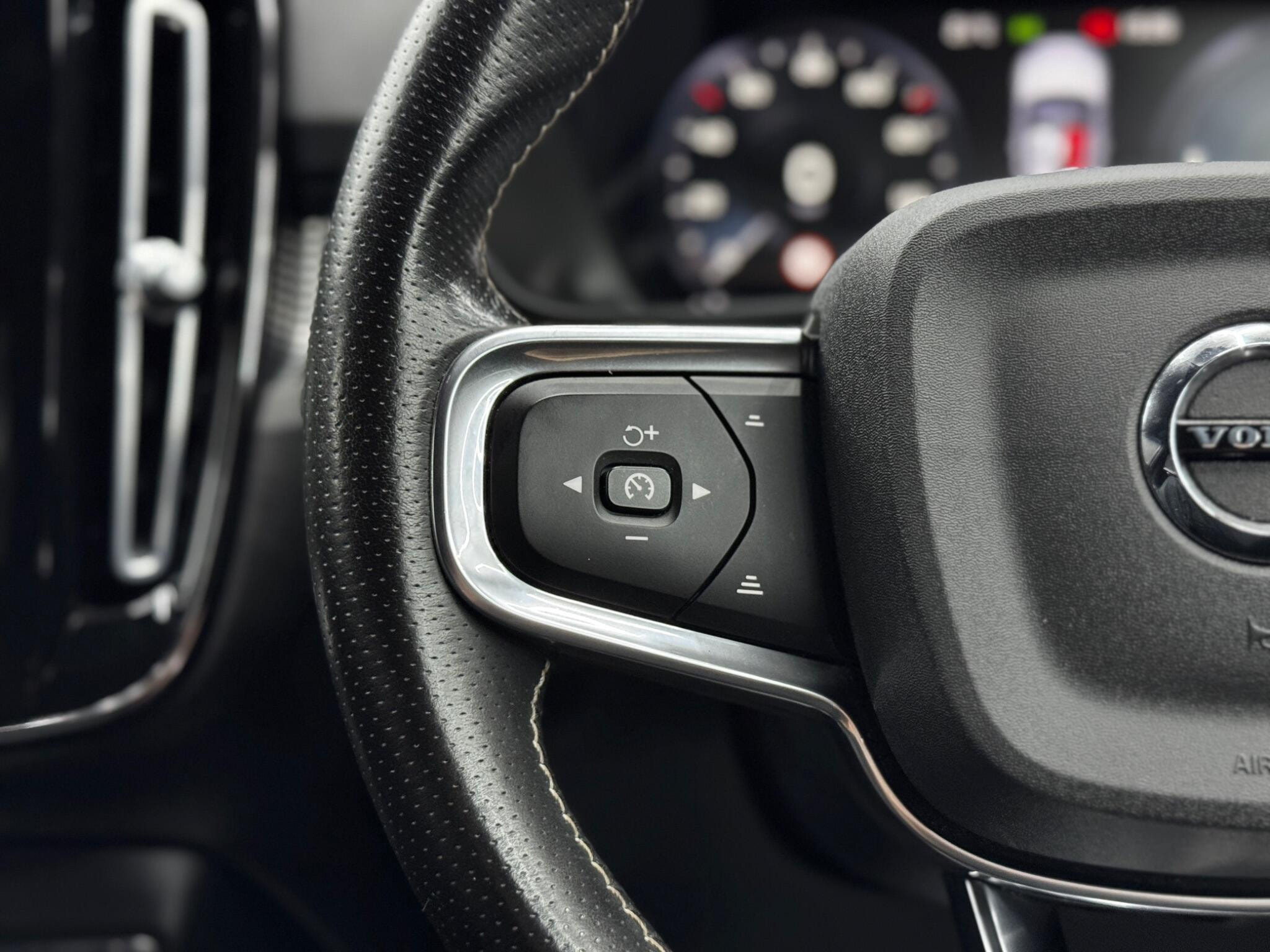Volvo XC40 1.5h T5 Twin Engine Recharge 10.7kWh R-Design Auto Euro 6 (s/s) 5dr 5dr Automatic 2026