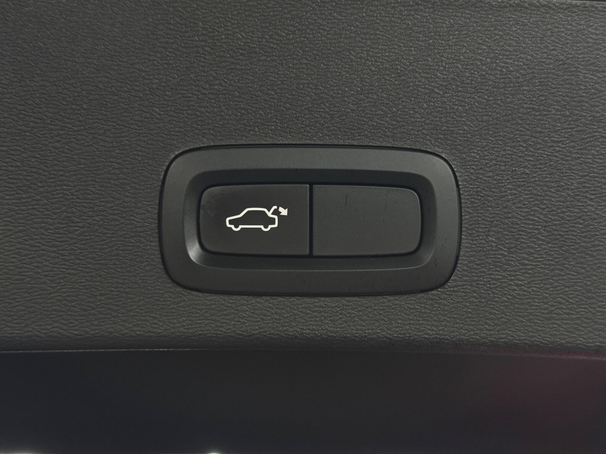 Volvo XC40 1.5h T5 Twin Engine Recharge 10.7kWh R-Design Auto Euro 6 (s/s) 5dr 5dr Automatic 2026