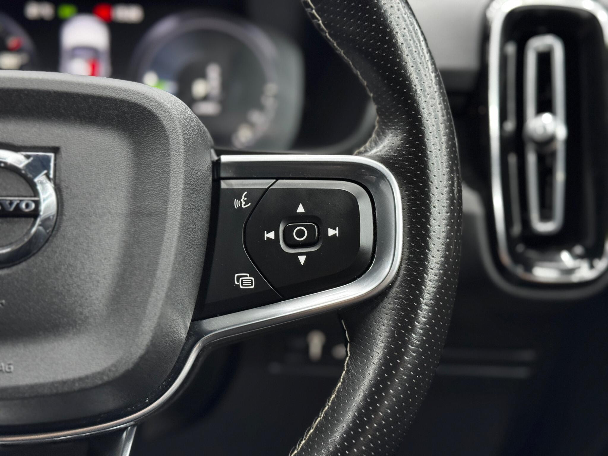 Volvo XC40 1.5h T5 Twin Engine Recharge 10.7kWh R-Design Auto Euro 6 (s/s) 5dr 5dr Automatic 2026