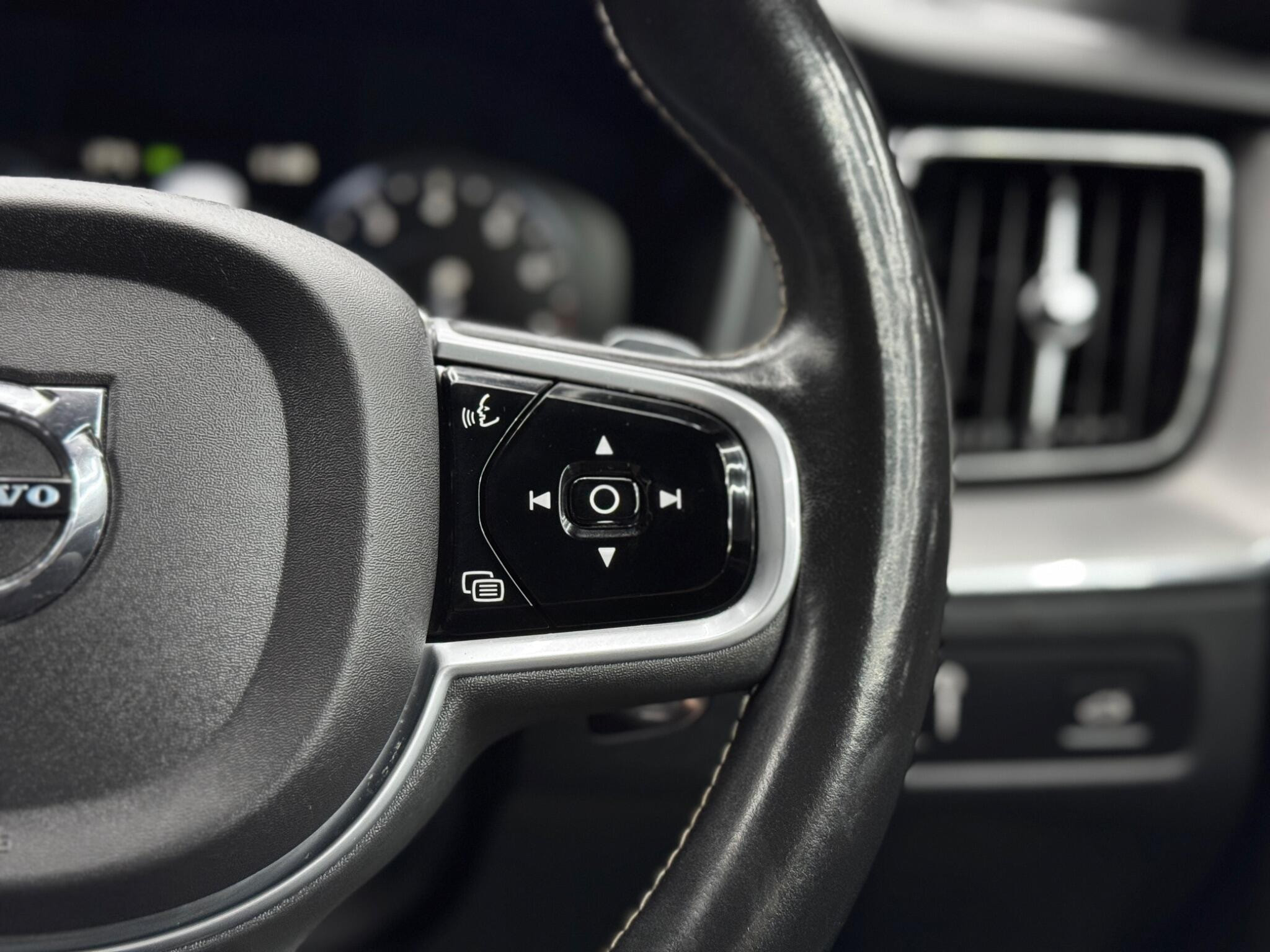 Volvo XC60 2.0 T5 R-Design Auto AWD Euro 6 (s/s) 5dr 5dr Automatic 2026