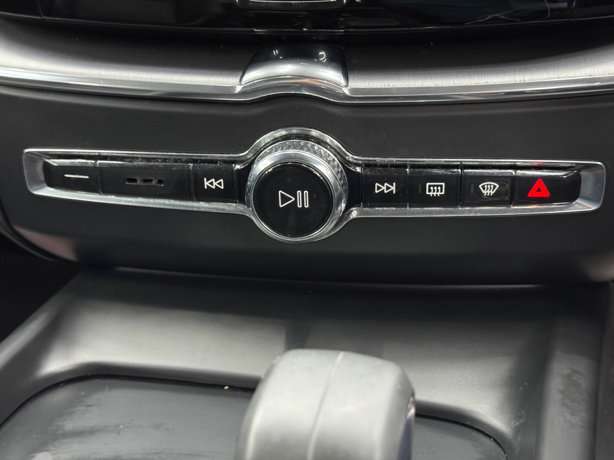 Volvo XC60 2.0 B4 MHEV Momentum Auto AWD Euro 6 (s/s) 5dr 5dr Automatic 2026