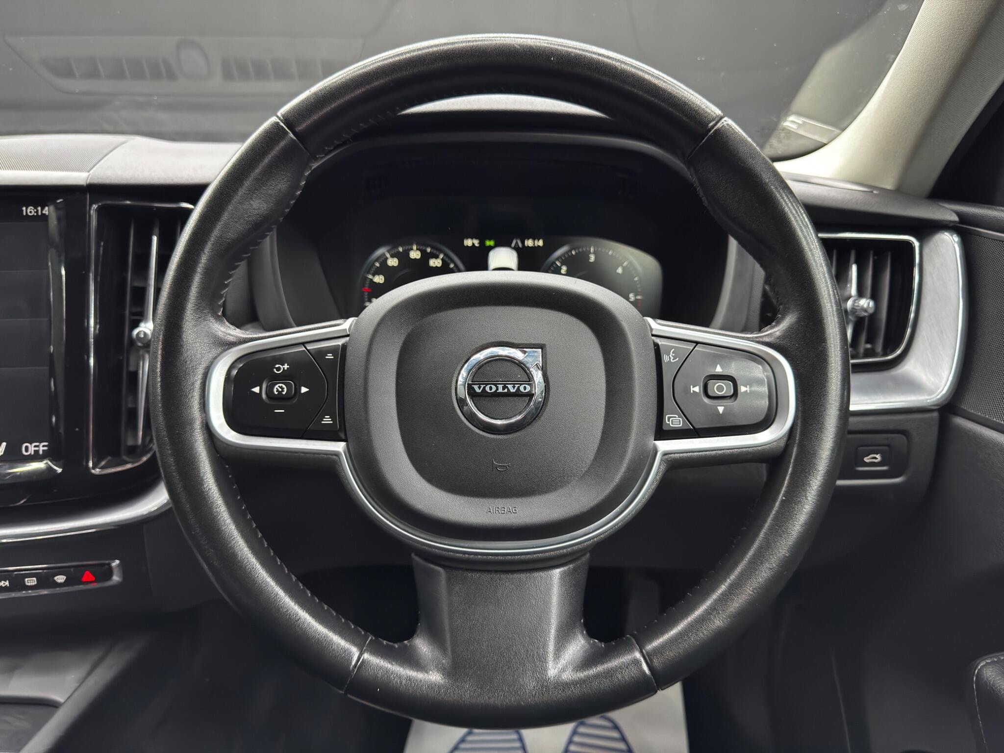 Volvo XC60 2.0 D4 Momentum AWD Euro 6 (s/s) 5dr 5dr Manual 2026