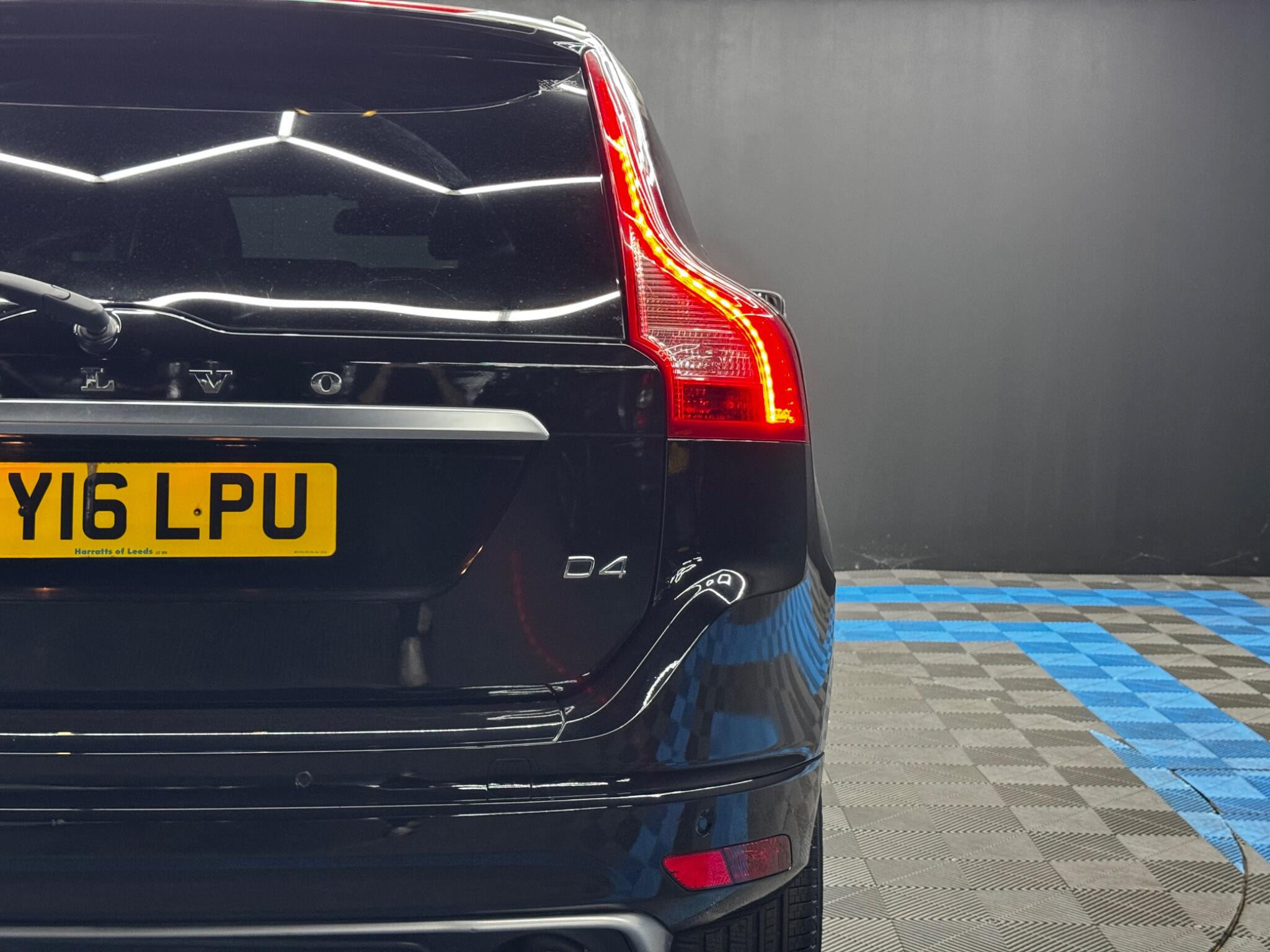 Volvo XC60 2.0 D4 R-Design Nav Auto Euro 6 (s/s) 5dr 5dr Automatic 2026