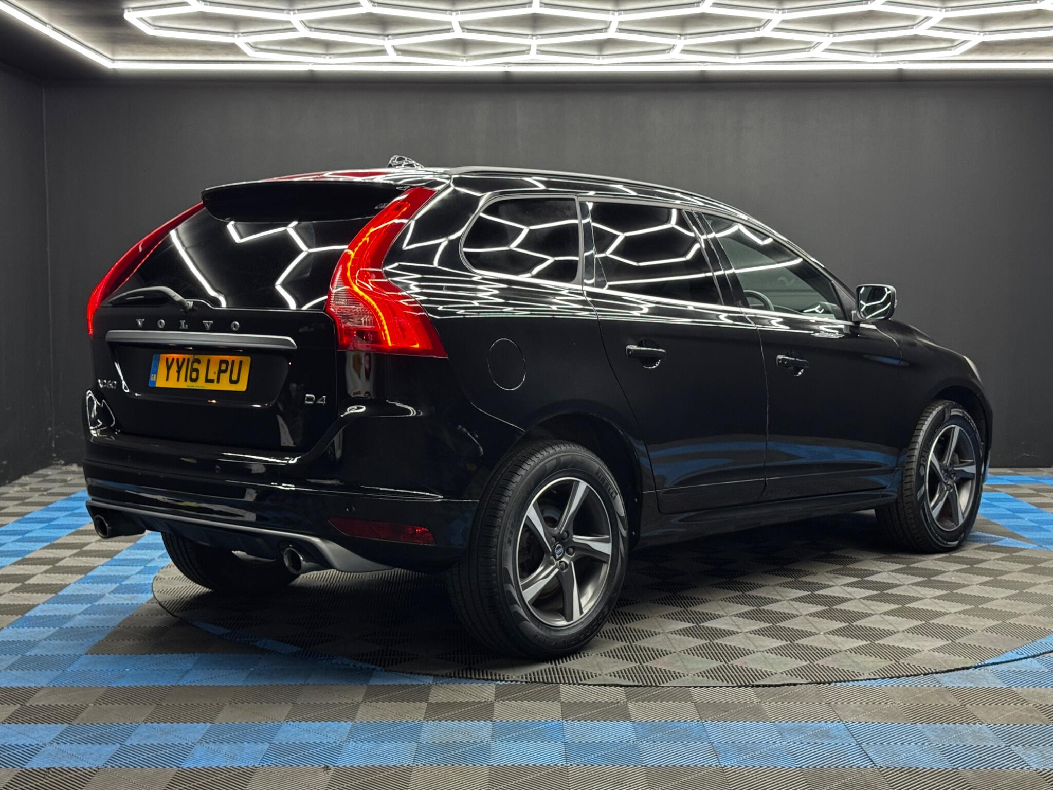 Volvo XC60 2.0 D4 R-Design Nav Auto Euro 6 (s/s) 5dr 5dr Automatic 2026