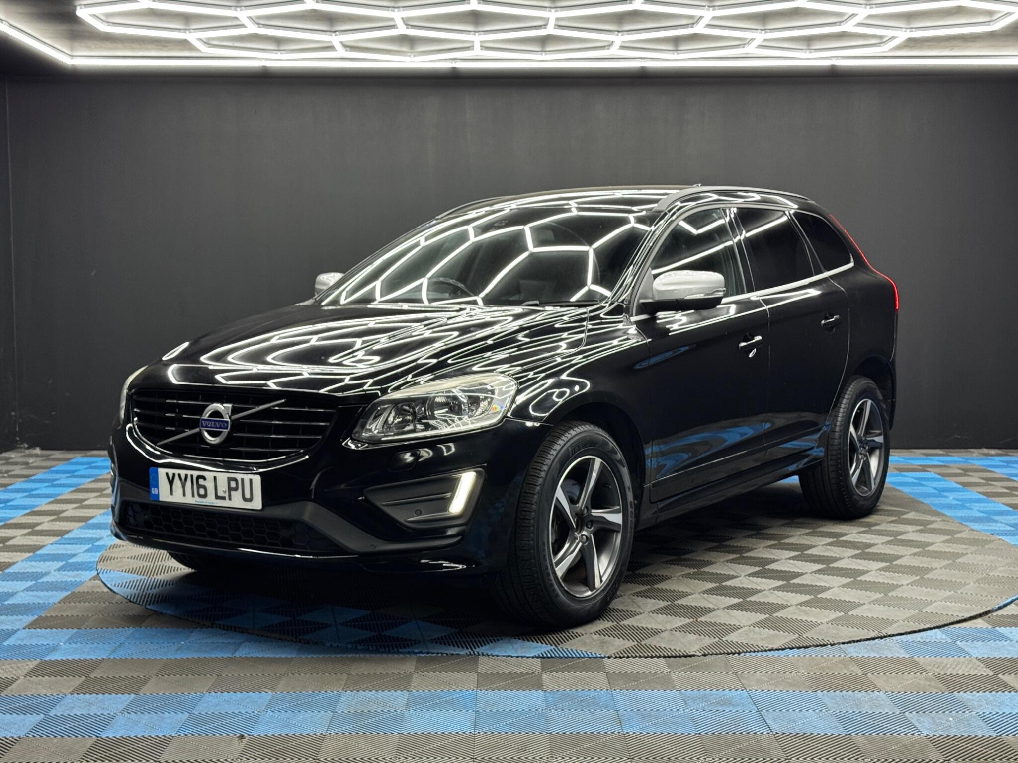 Volvo XC60 2.0 D4 R-Design Nav Auto Euro 6 (s/s) 5dr 5dr Automatic 2026