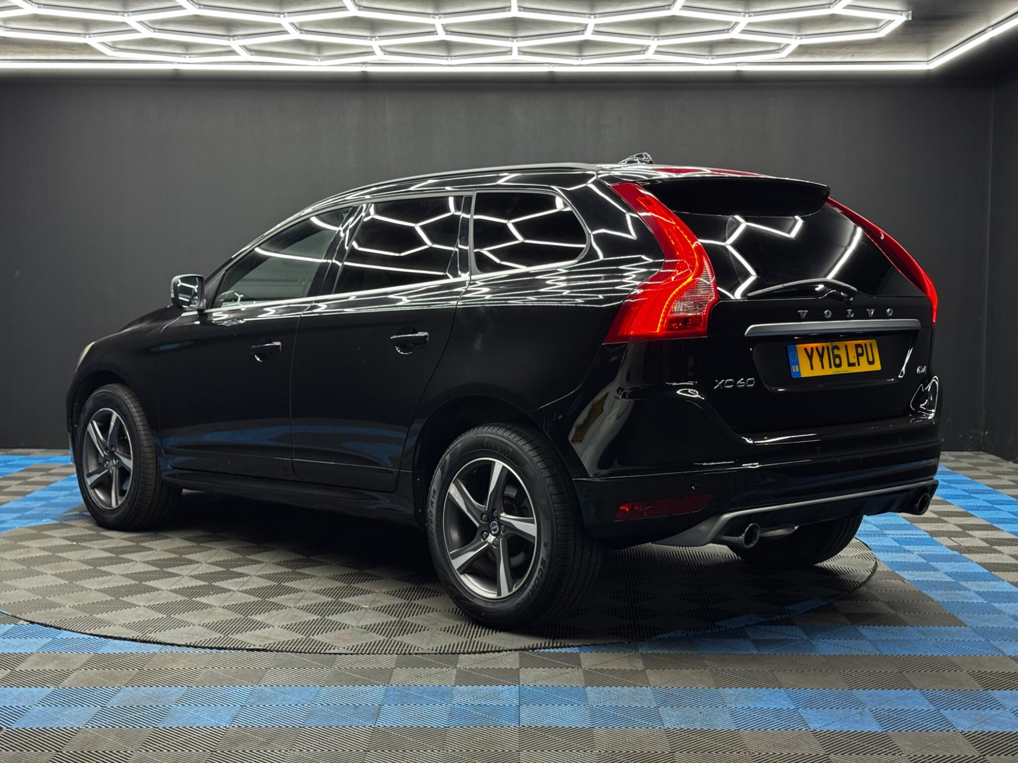 Volvo XC60 2.0 D4 R-Design Nav Auto Euro 6 (s/s) 5dr 5dr Automatic 2026