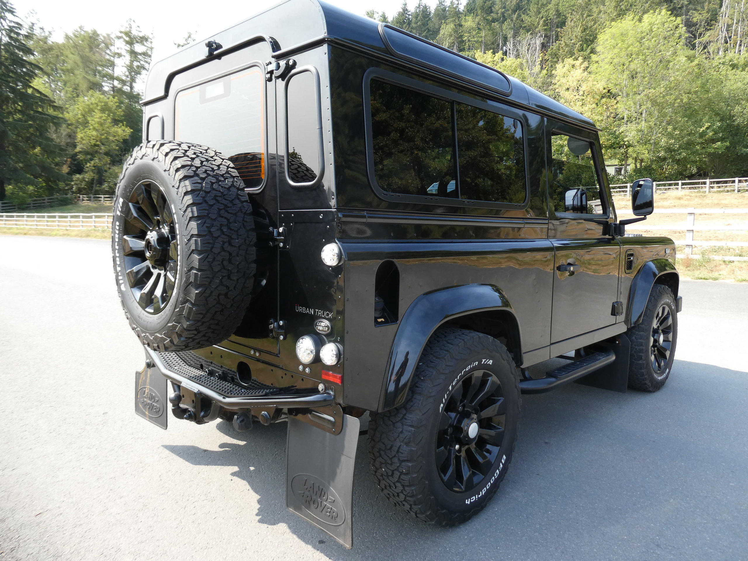 Land Rover Defender 90 2.2 TDCi XS Station Wagon Double Cab 3dr Diesel Manual 4WD SWB Euro 5 (122 ps) 3dr Manual 2016