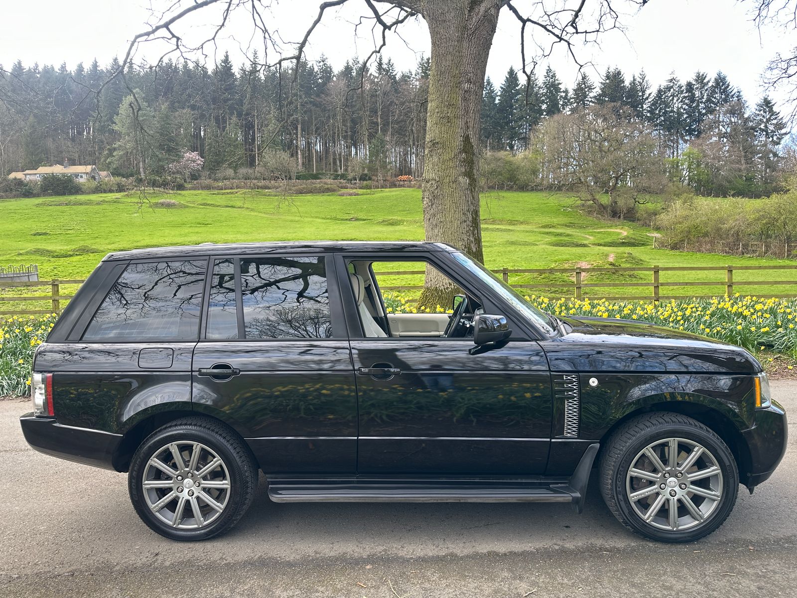 Land Rover Range Rover 4.4 TD V8 Vogue SUV 5dr Diesel Auto 4WD Euro 5 (313 bhp) 5dr Automatic 2026
