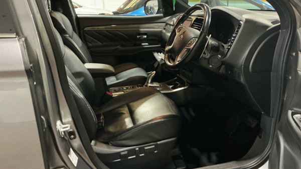 Mitsubishi Outlander 2.4h TwinMotor 13.8kWh Dynamic SUV 5dr Petrol Plug-in Hybrid CVT 4WD Euro 6 (s/s) (224 ps) 5dr Automatic 2020