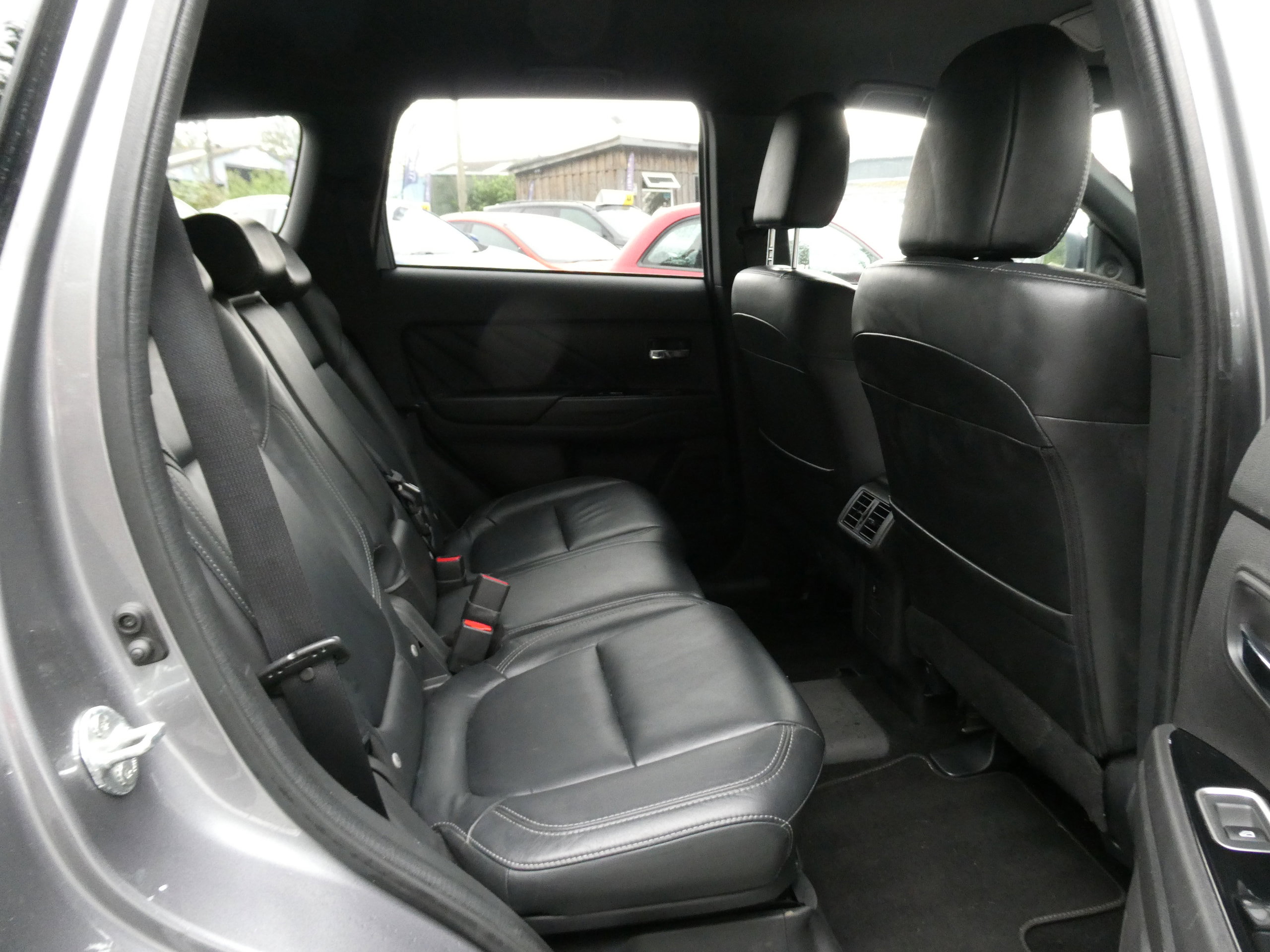 Mitsubishi Outlander 2.4h TwinMotor 13.8kWh Dynamic SUV 5dr Petrol Plug-in Hybrid CVT 4WD Euro 6 (s/s) (224 ps) 5dr Automatic 2020