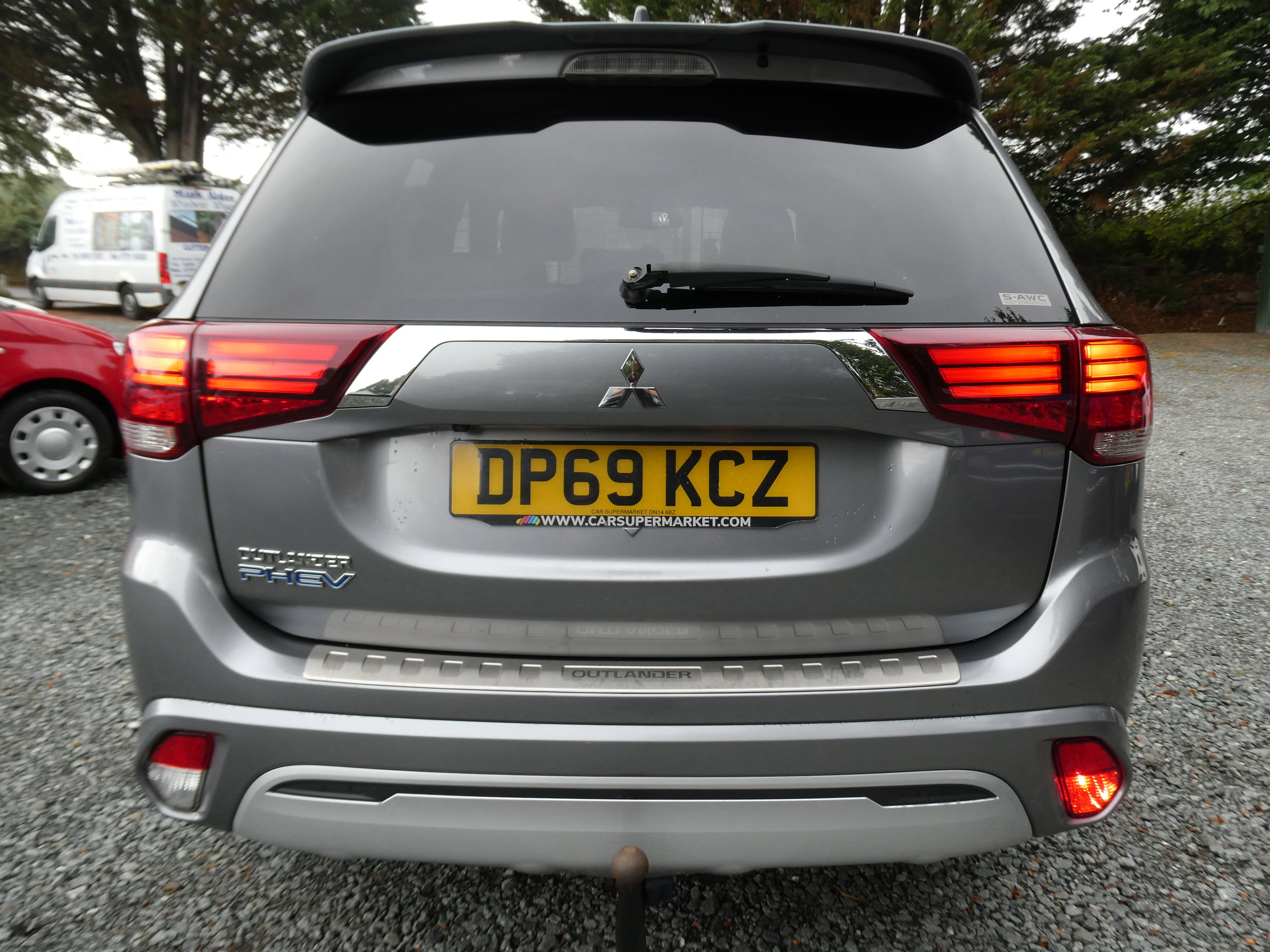 Mitsubishi Outlander 2.4h TwinMotor 13.8kWh Dynamic SUV 5dr Petrol Plug-in Hybrid CVT 4WD Euro 6 (s/s) (224 ps) 5dr Automatic 2020