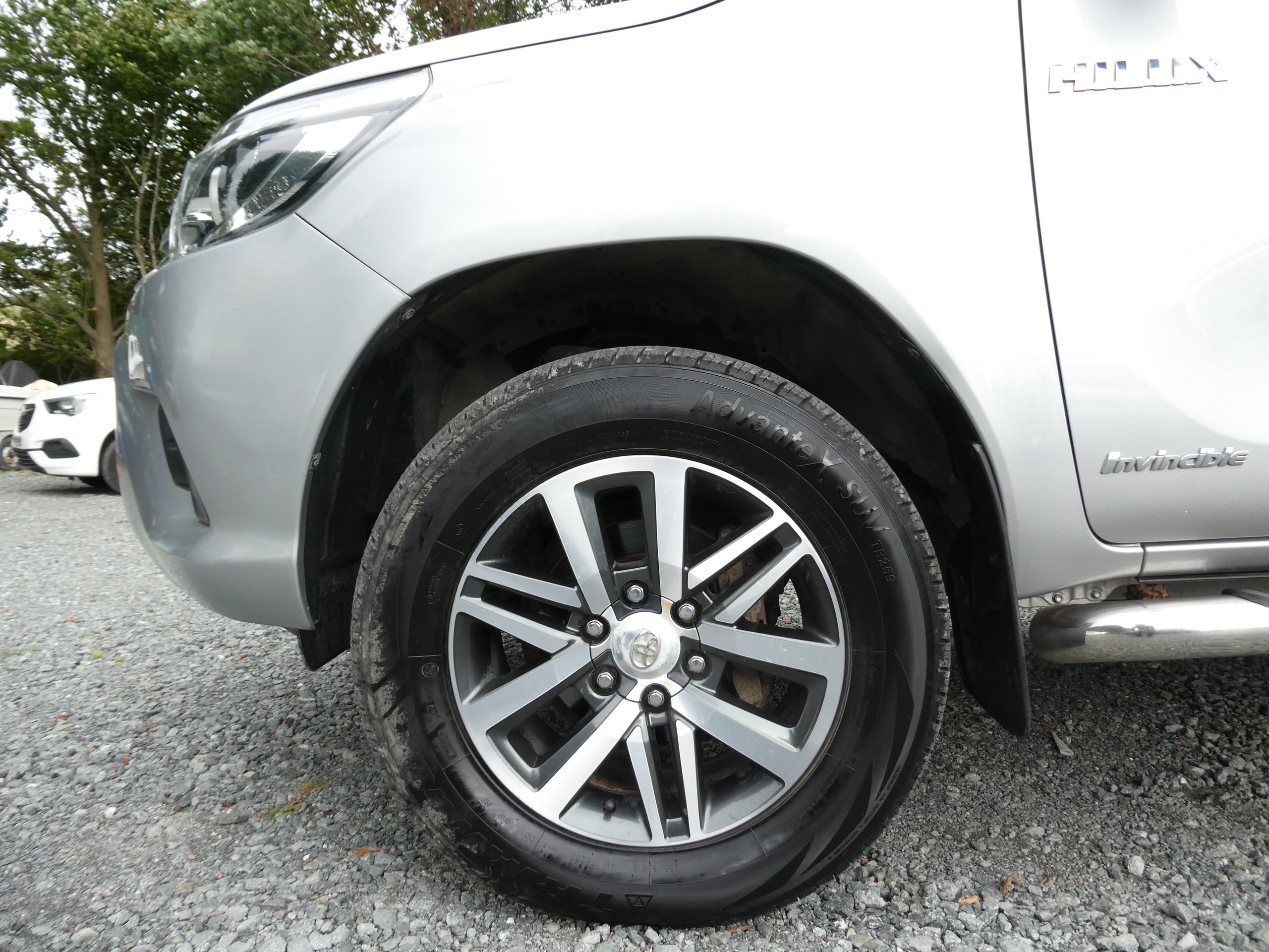 Toyota Hilux 2.4 D-4D Invincible Pickup Double Cab 4dr Diesel Auto 4WD Euro 6 (TSS, 3.5t) (150 ps) 4dr Automatic 2017
