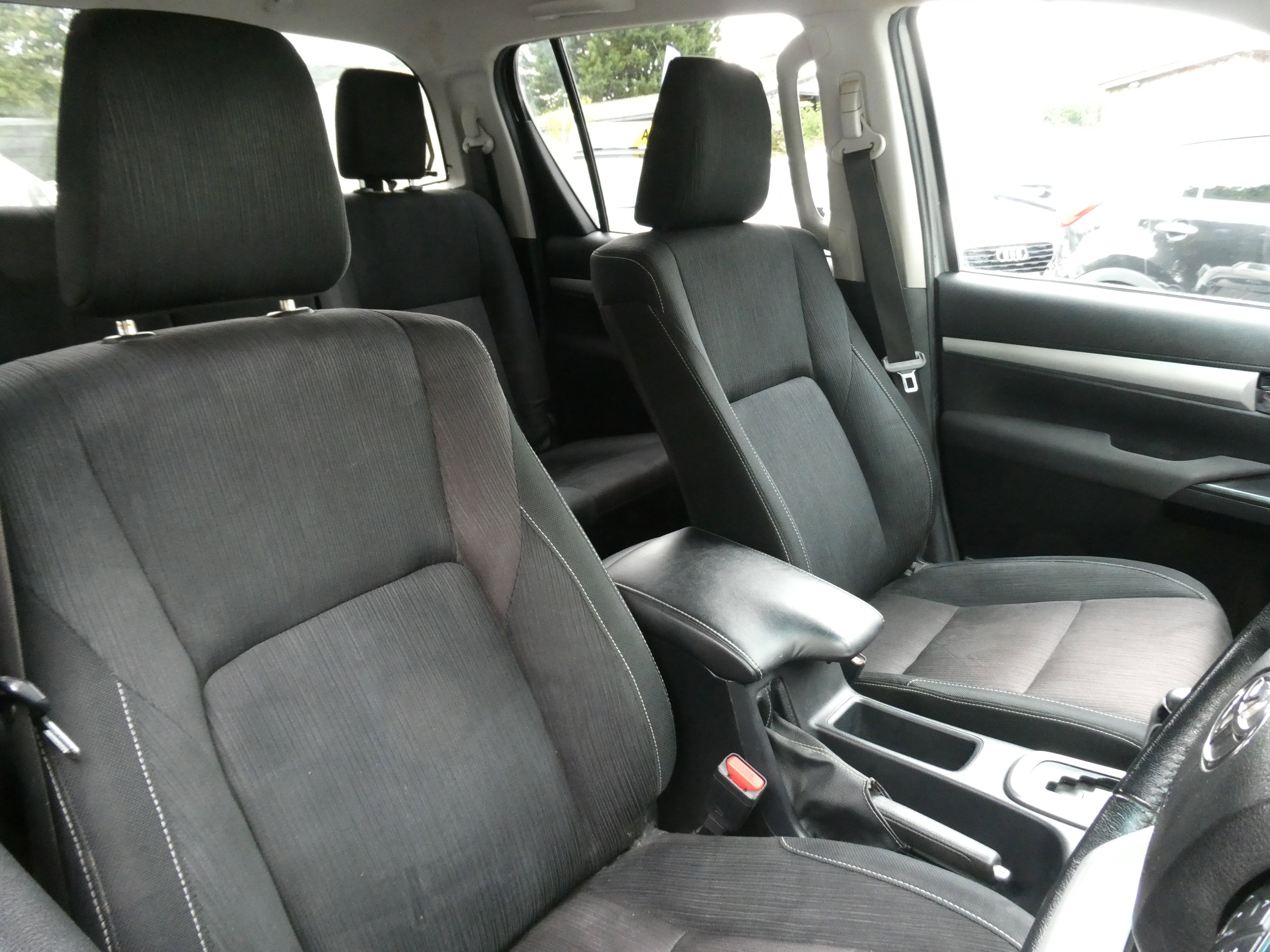 Toyota Hilux 2.4 D-4D Invincible Pickup Double Cab 4dr Diesel Auto 4WD Euro 6 (TSS, 3.5t) (150 ps) 4dr Automatic 2017