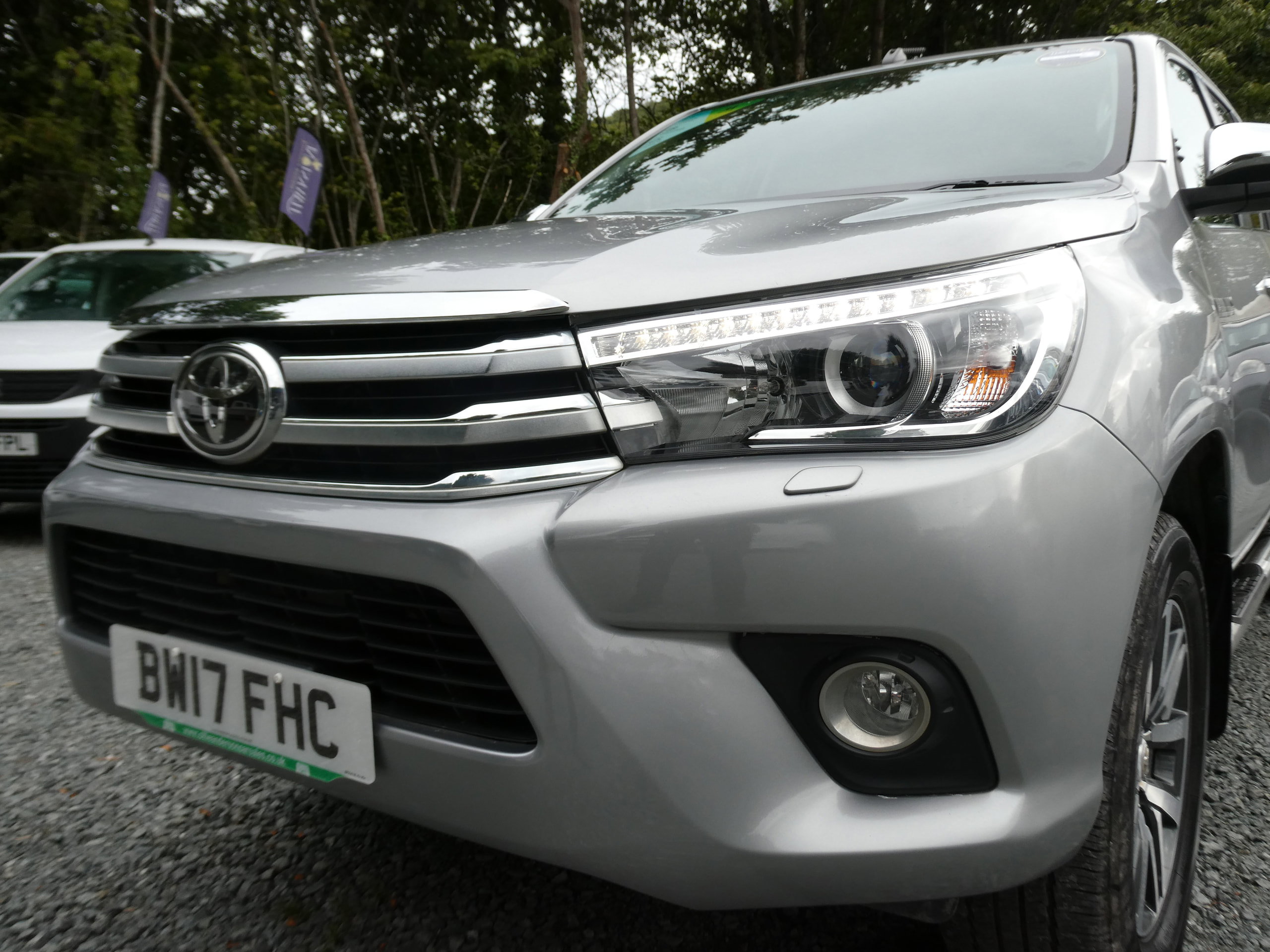 Toyota Hilux 2.4 D-4D Invincible Pickup Double Cab 4dr Diesel Auto 4WD Euro 6 (TSS, 3.5t) (150 ps) 4dr Automatic 2017