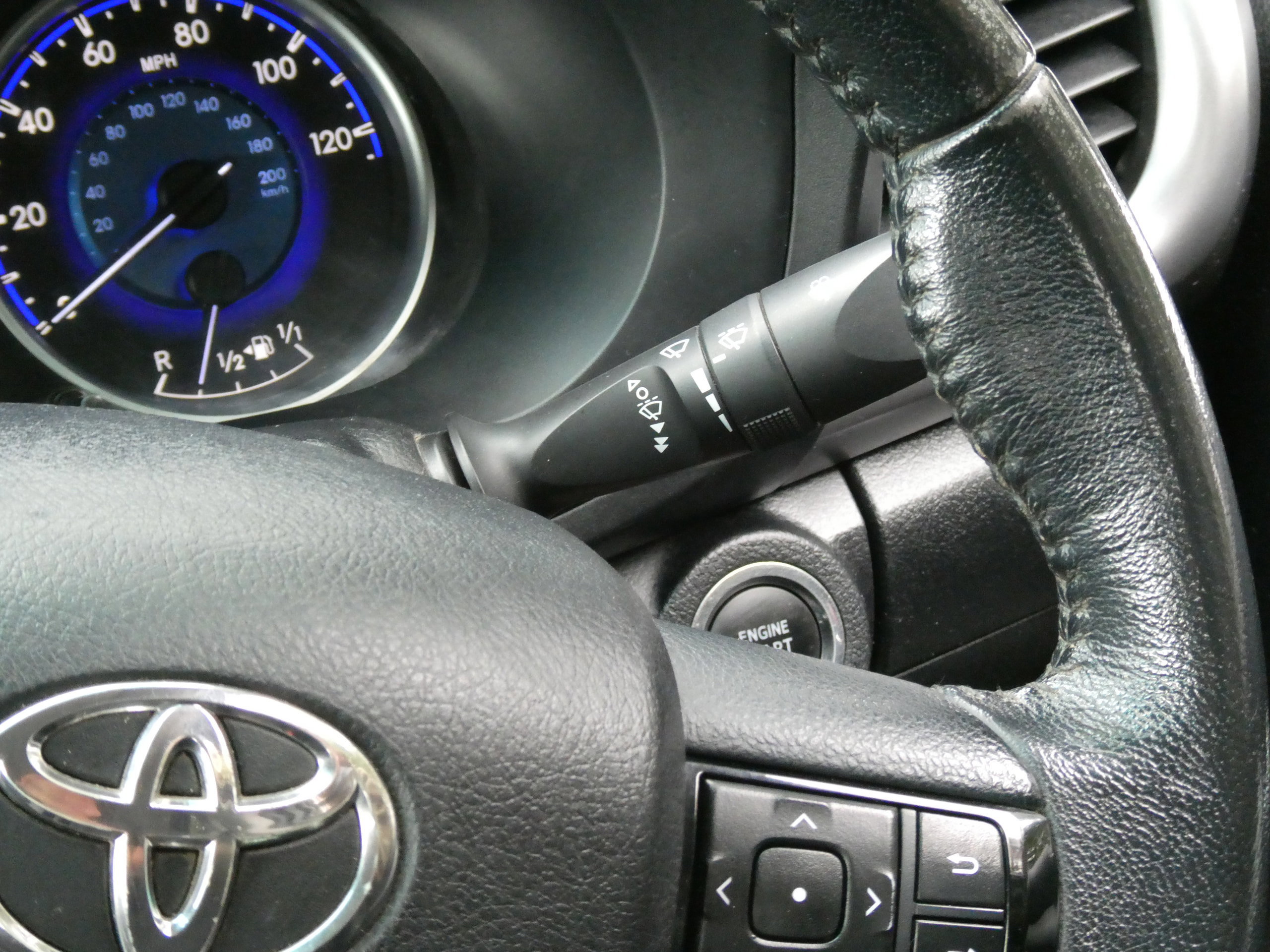 Toyota Hilux 2.4 D-4D Invincible Pickup Double Cab 4dr Diesel Auto 4WD Euro 6 (TSS, 3.5t) (150 ps) 4dr Automatic 2017