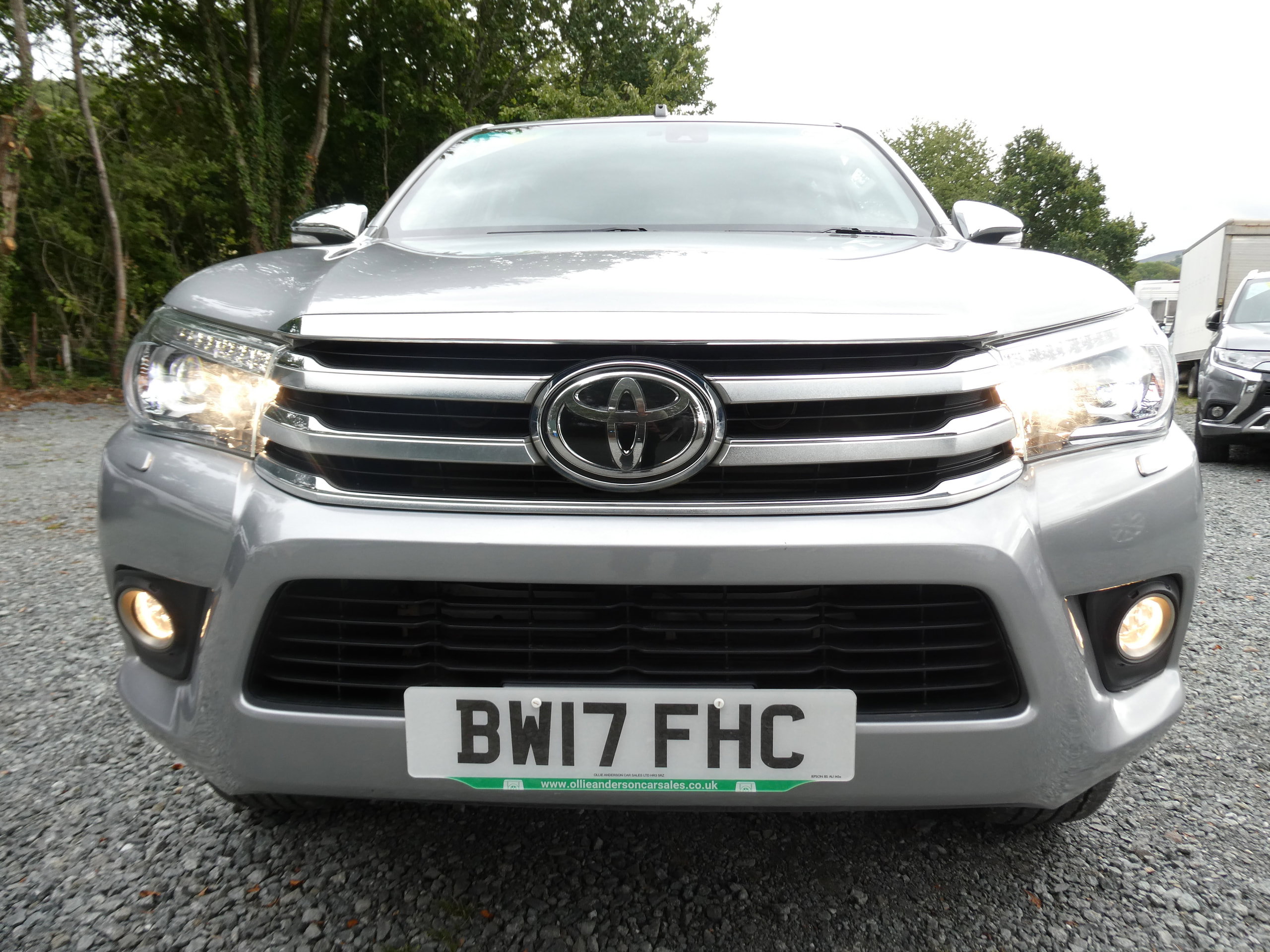 Toyota Hilux 2.4 D-4D Invincible Pickup Double Cab 4dr Diesel Auto 4WD Euro 6 (TSS, 3.5t) (150 ps) 4dr Automatic 2017